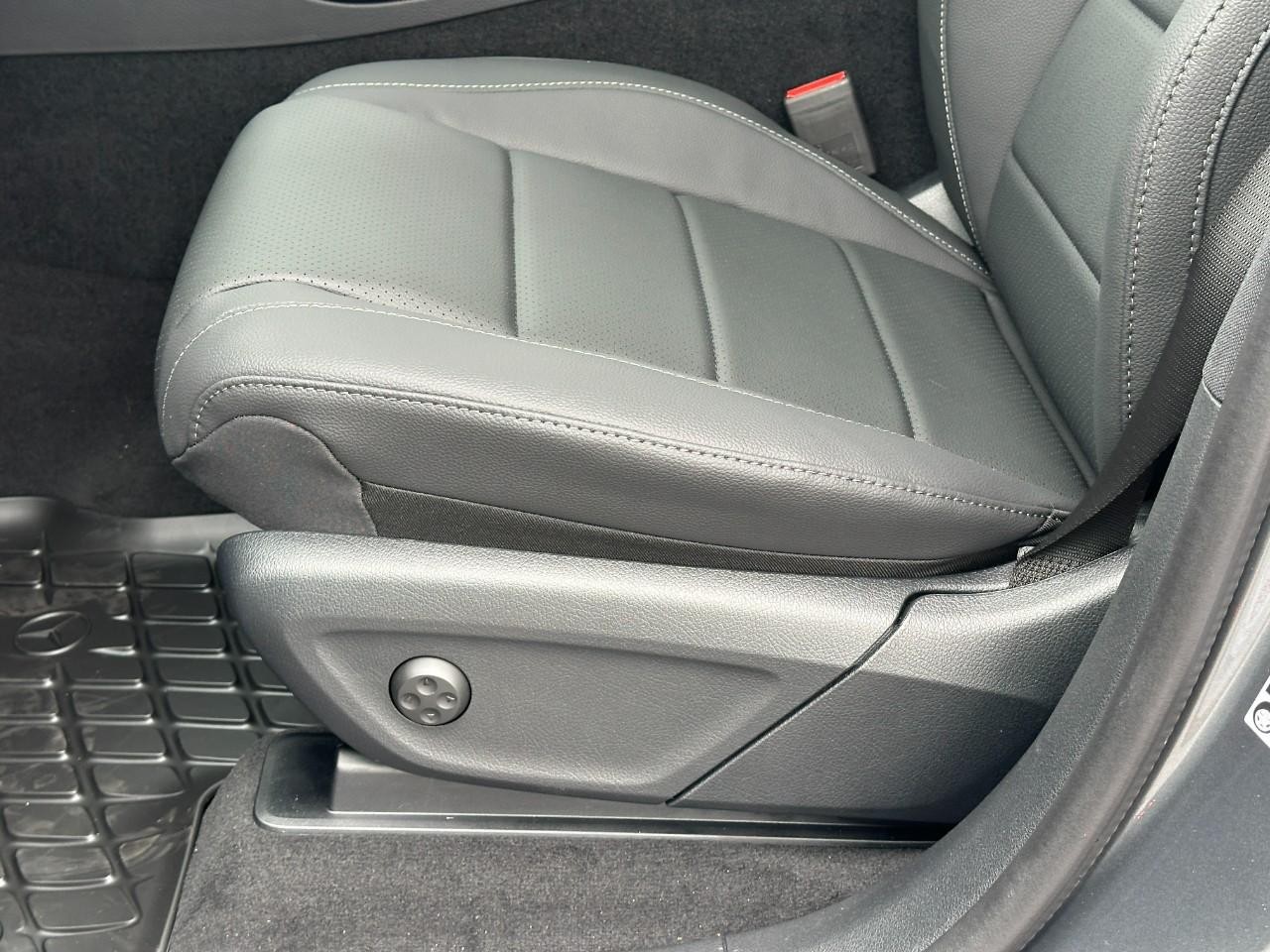 Mercedes-Benz GLE Vehicle Full-screen Gallery Image 23