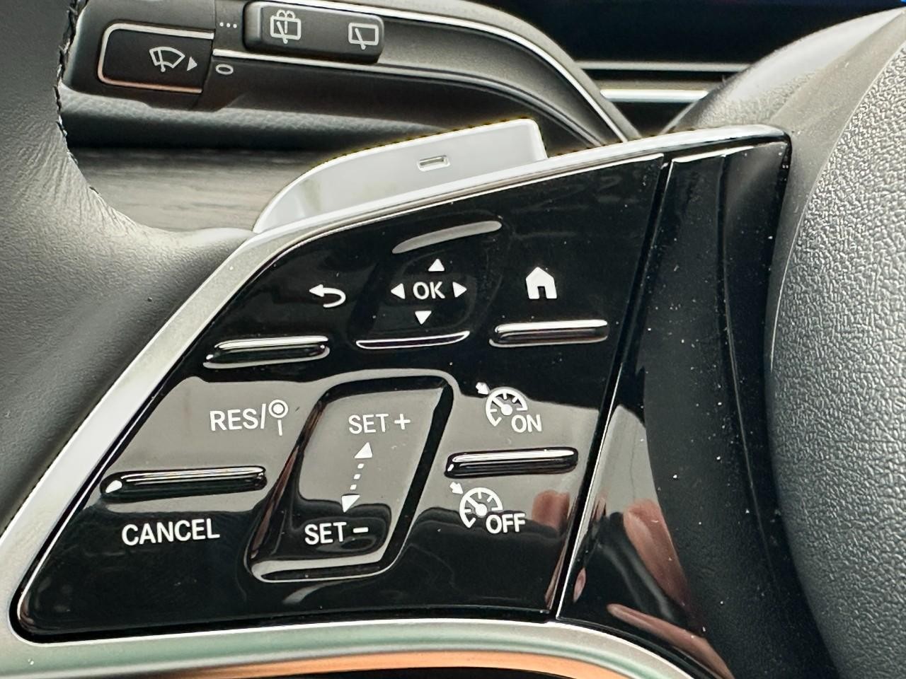 Mercedes-Benz GLE Vehicle Full-screen Gallery Image 24