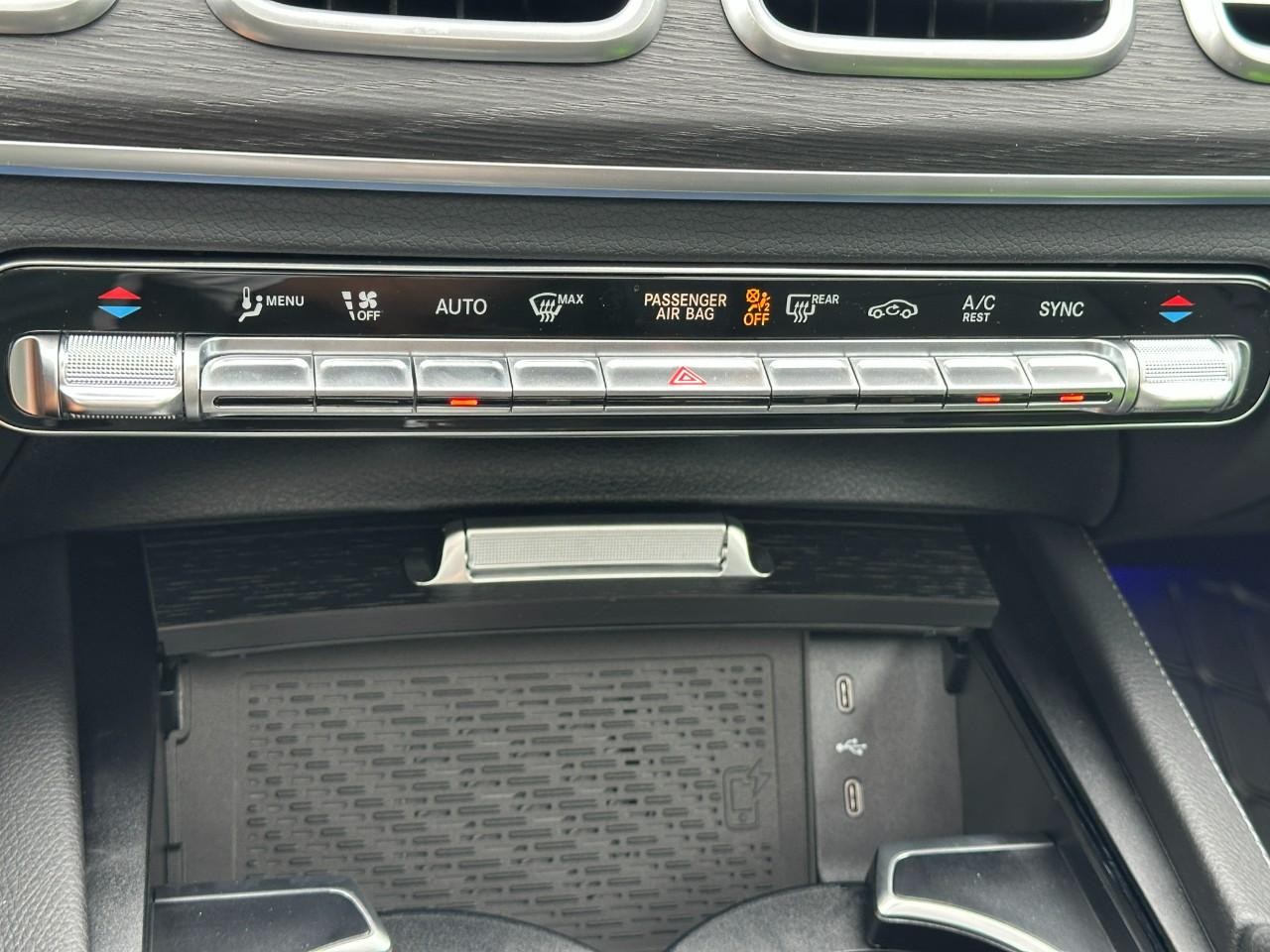 Mercedes-Benz GLE Vehicle Full-screen Gallery Image 27