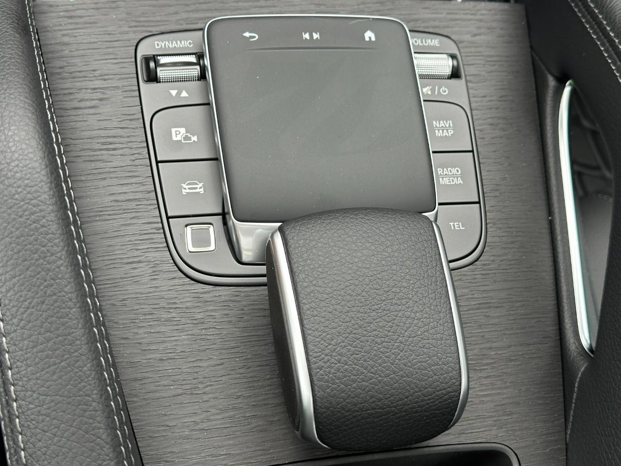 Mercedes-Benz GLE Vehicle Full-screen Gallery Image 28