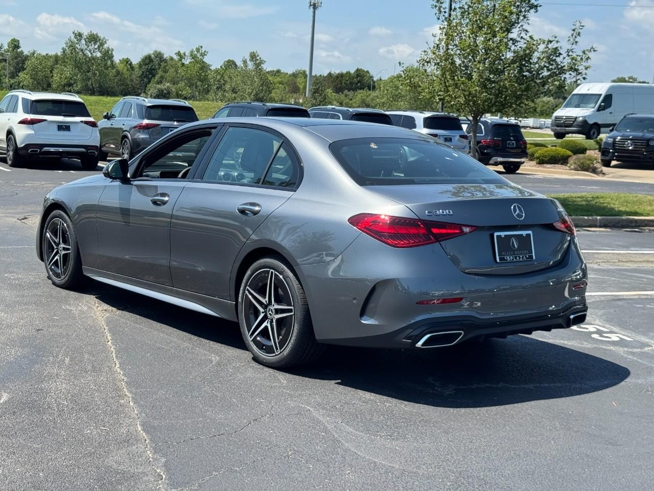 Mercedes-Benz C-Class Vehicle Full-screen Gallery Image 3
