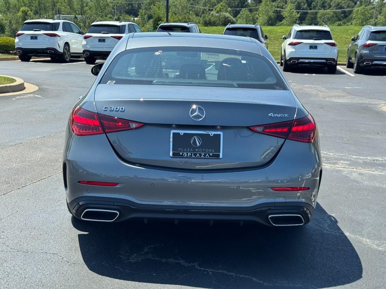 Mercedes-Benz C-Class Vehicle Full-screen Gallery Image 4