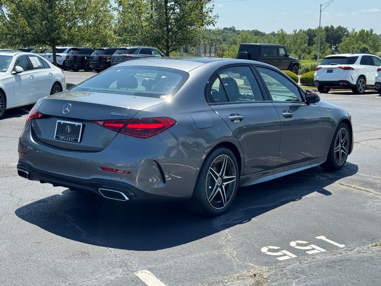 Mercedes-Benz C-Class Vehicle Full-screen Gallery Image 5