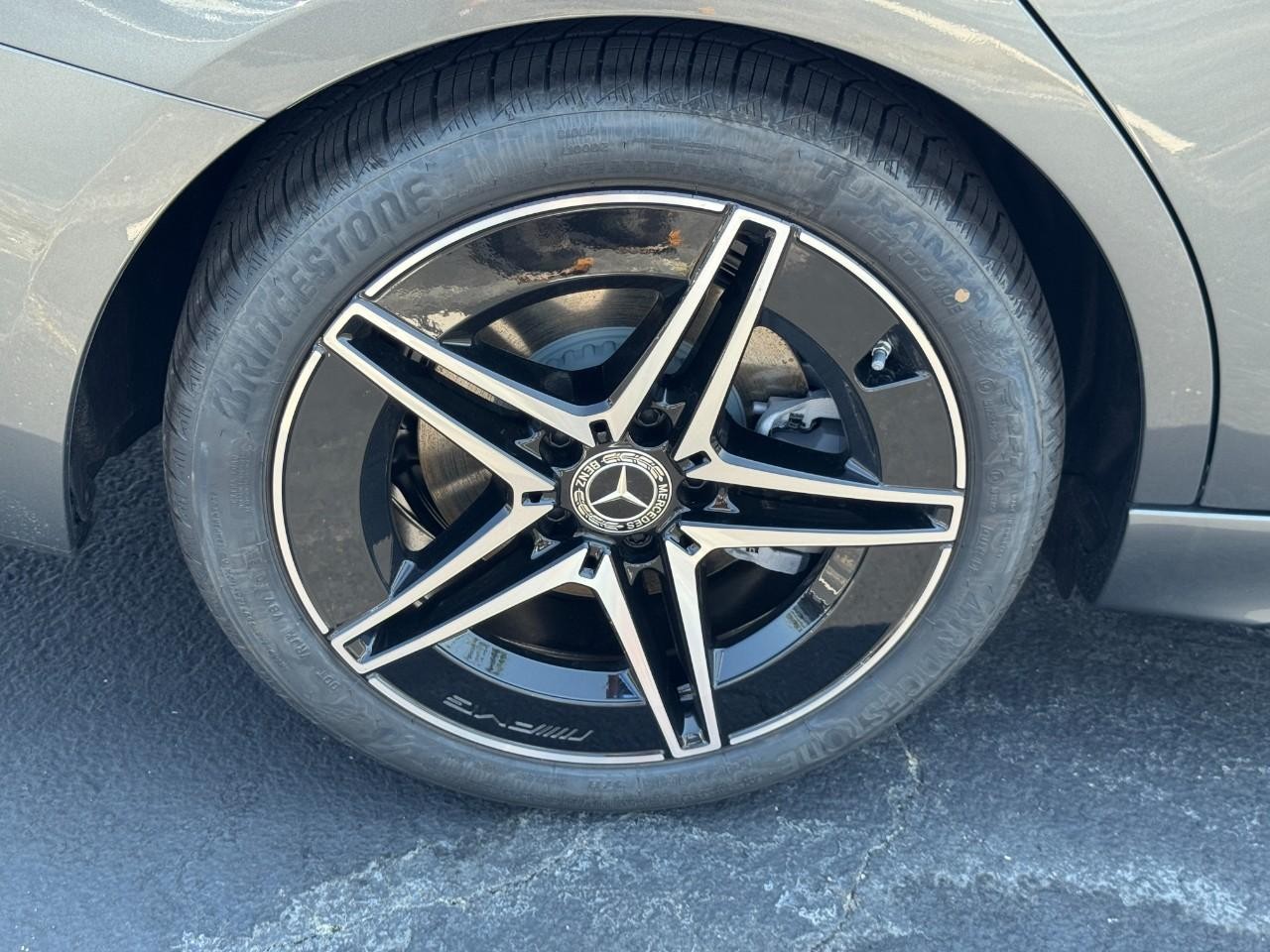 Mercedes-Benz C-Class Vehicle Full-screen Gallery Image 6