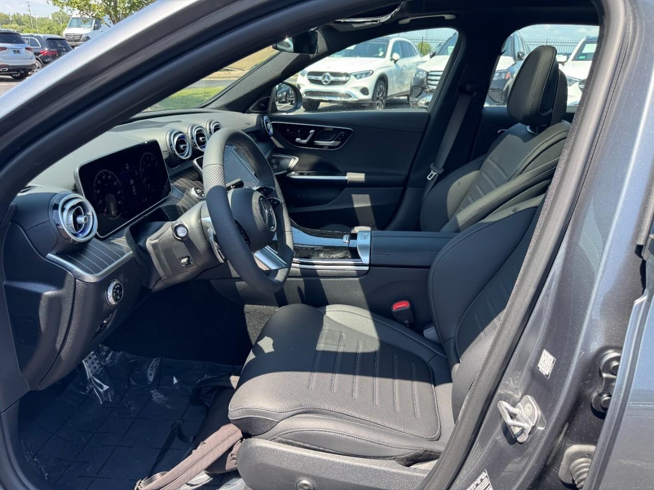 Mercedes-Benz C-Class Vehicle Full-screen Gallery Image 9