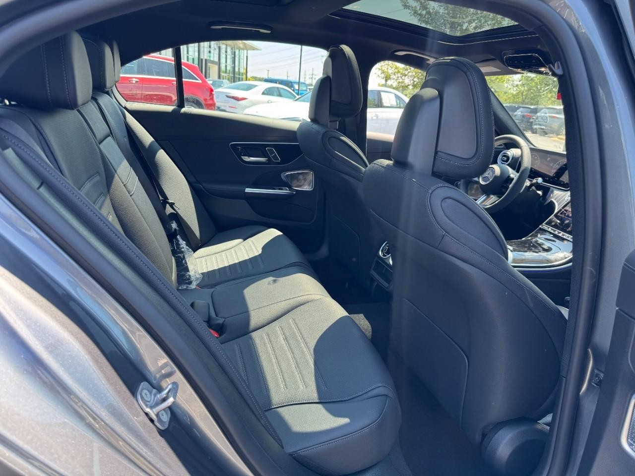 Mercedes-Benz C-Class Vehicle Full-screen Gallery Image 12