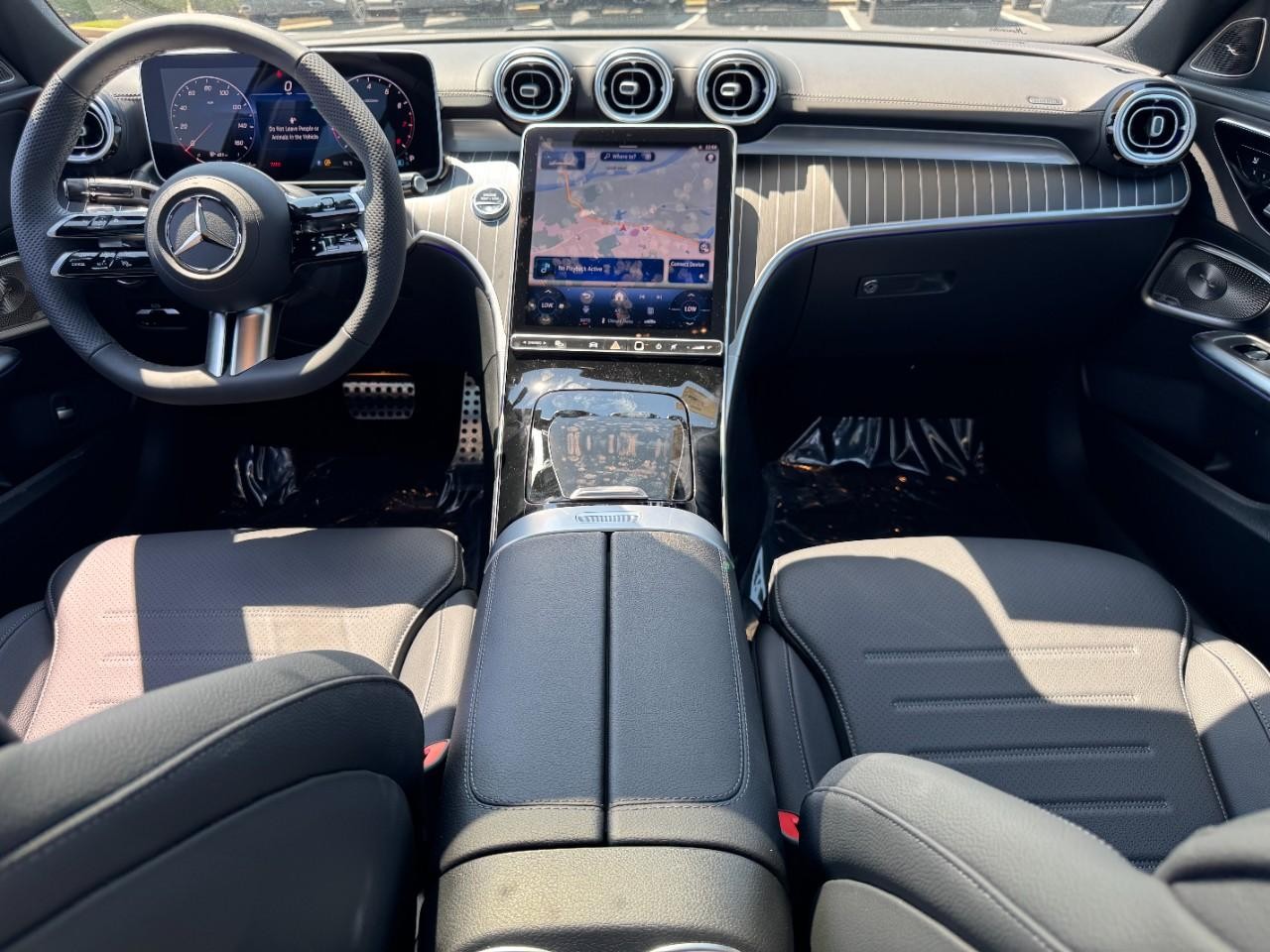 Mercedes-Benz C-Class Vehicle Full-screen Gallery Image 13