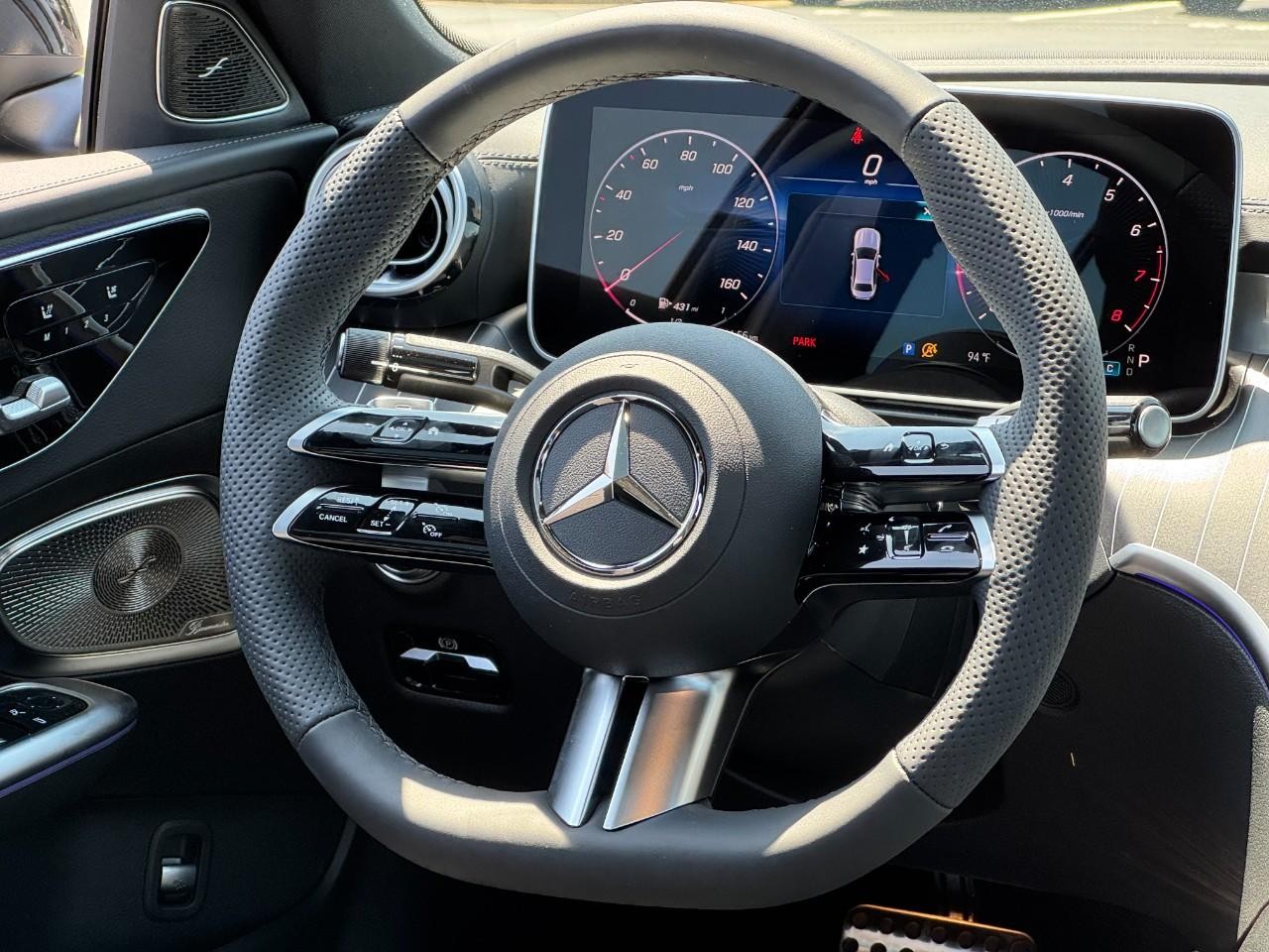 Mercedes-Benz C-Class Vehicle Full-screen Gallery Image 14