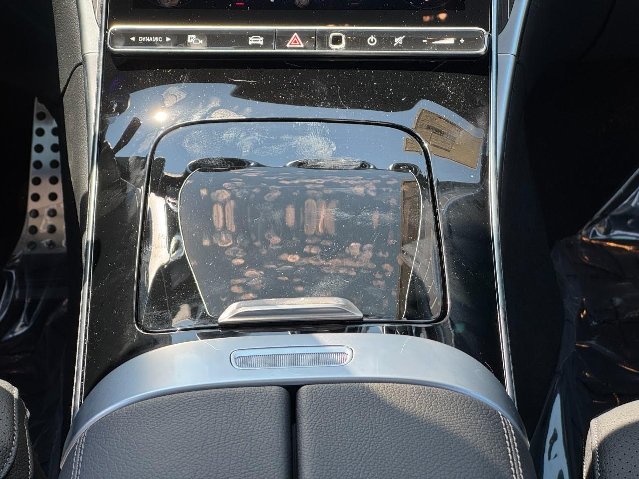 Mercedes-Benz C-Class Vehicle Full-screen Gallery Image 16