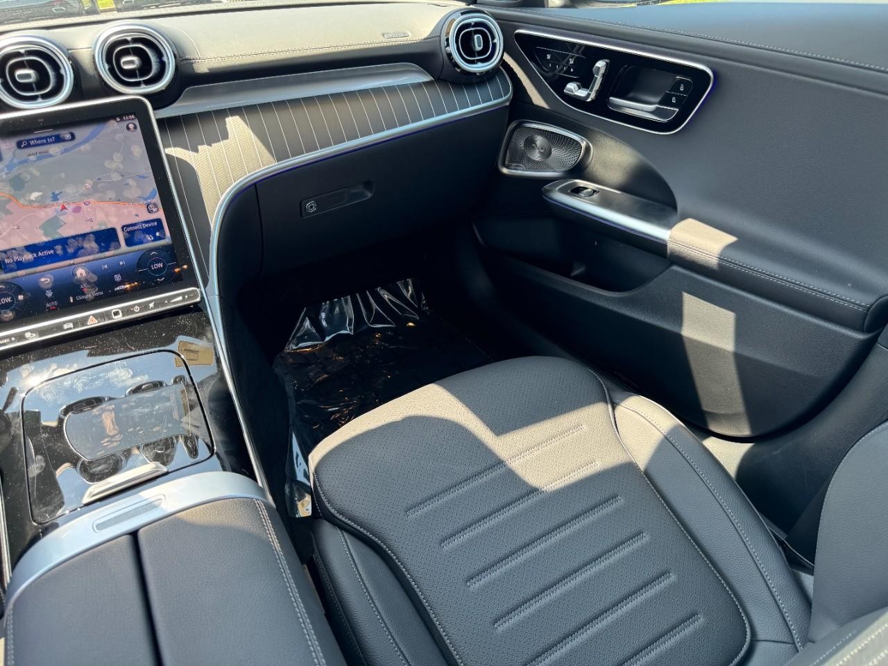 Mercedes-Benz C-Class Vehicle Full-screen Gallery Image 17