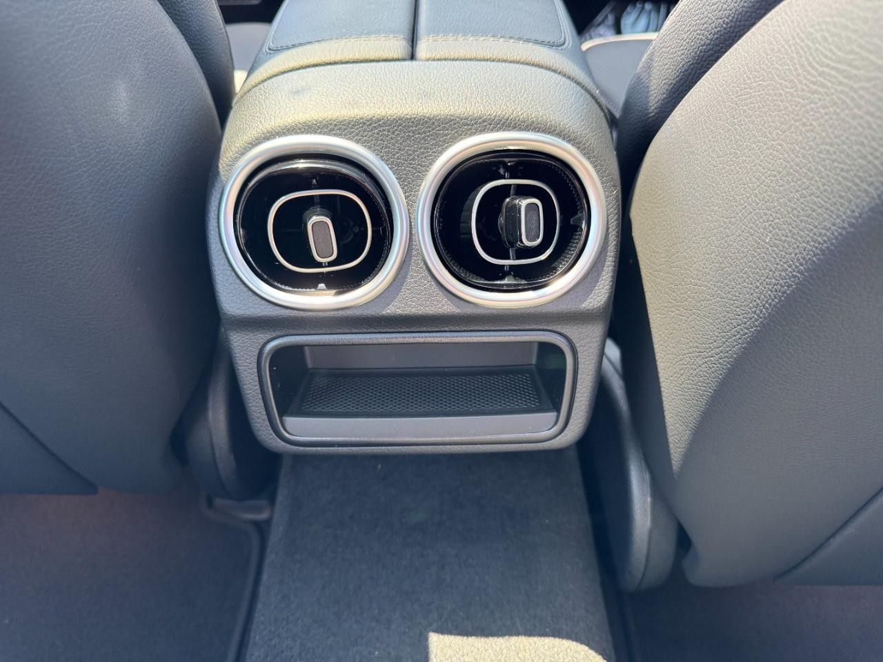 Mercedes-Benz C-Class Vehicle Full-screen Gallery Image 18