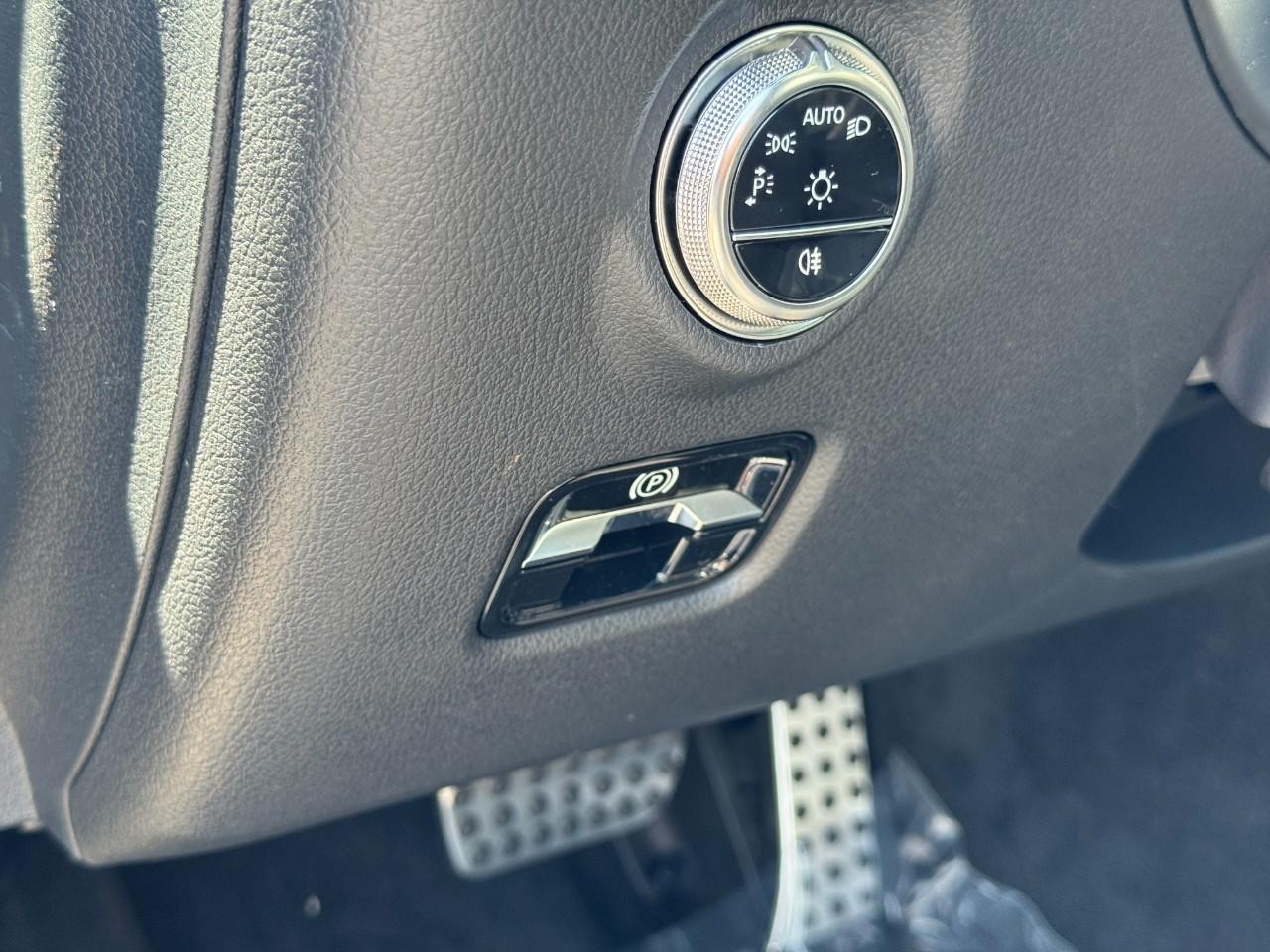 Mercedes-Benz C-Class Vehicle Full-screen Gallery Image 19