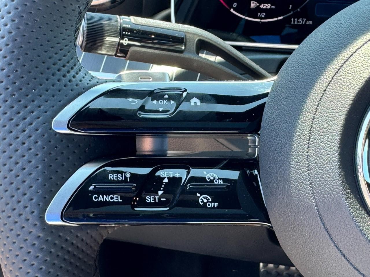 Mercedes-Benz C-Class Vehicle Full-screen Gallery Image 20