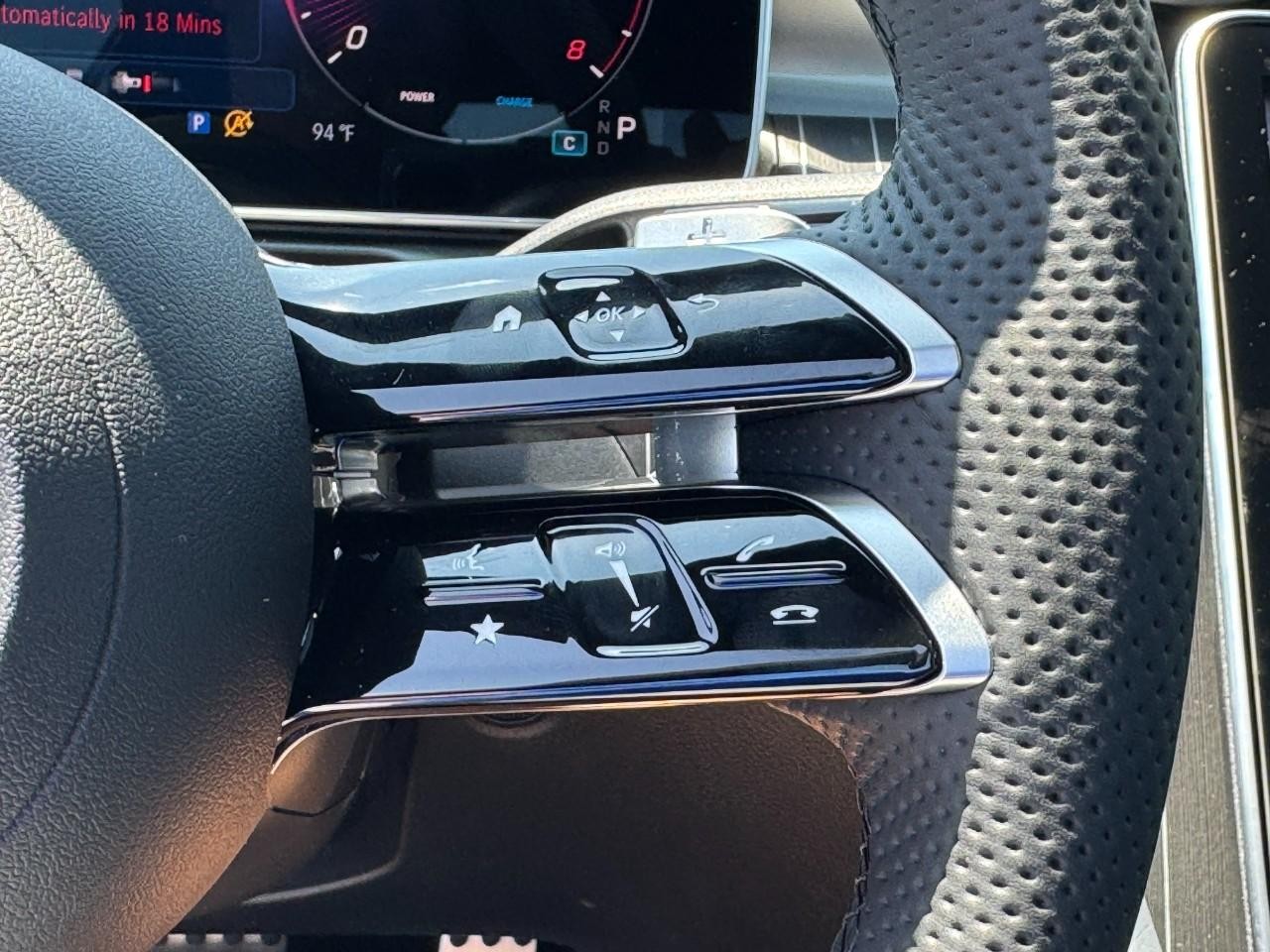 Mercedes-Benz C-Class Vehicle Full-screen Gallery Image 21