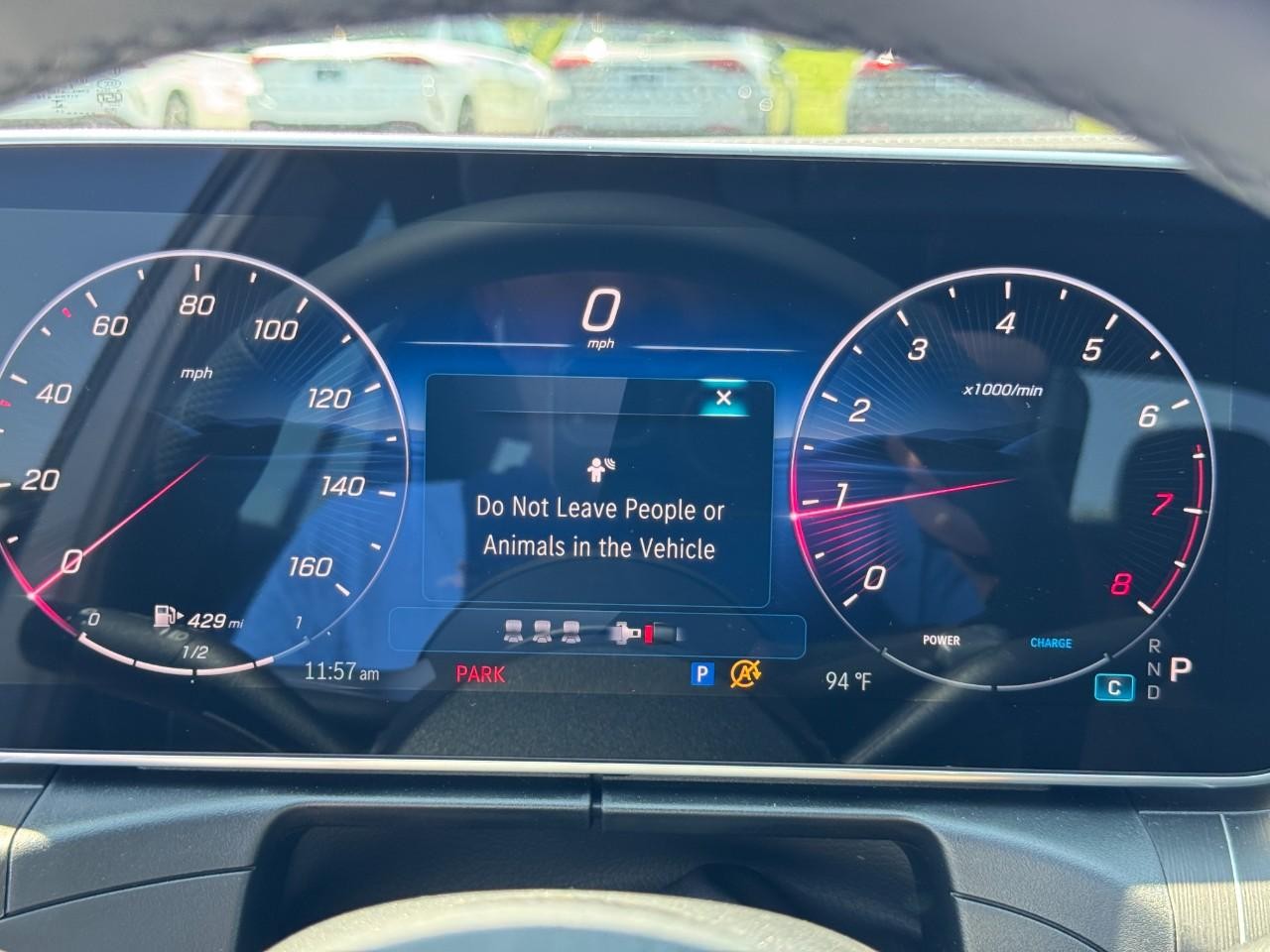 Mercedes-Benz C-Class Vehicle Full-screen Gallery Image 22