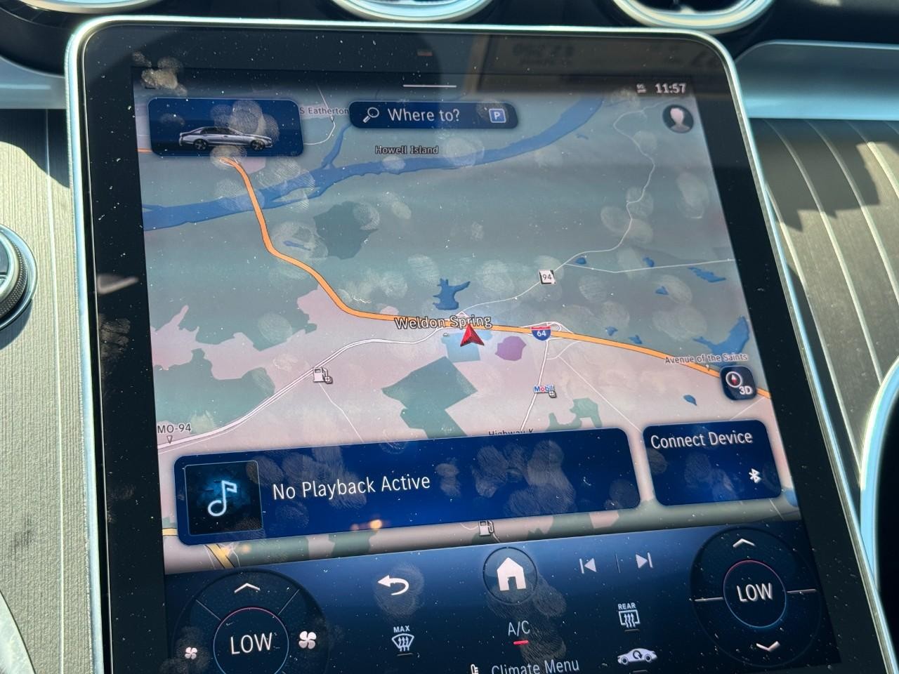 Mercedes-Benz C-Class Vehicle Full-screen Gallery Image 23