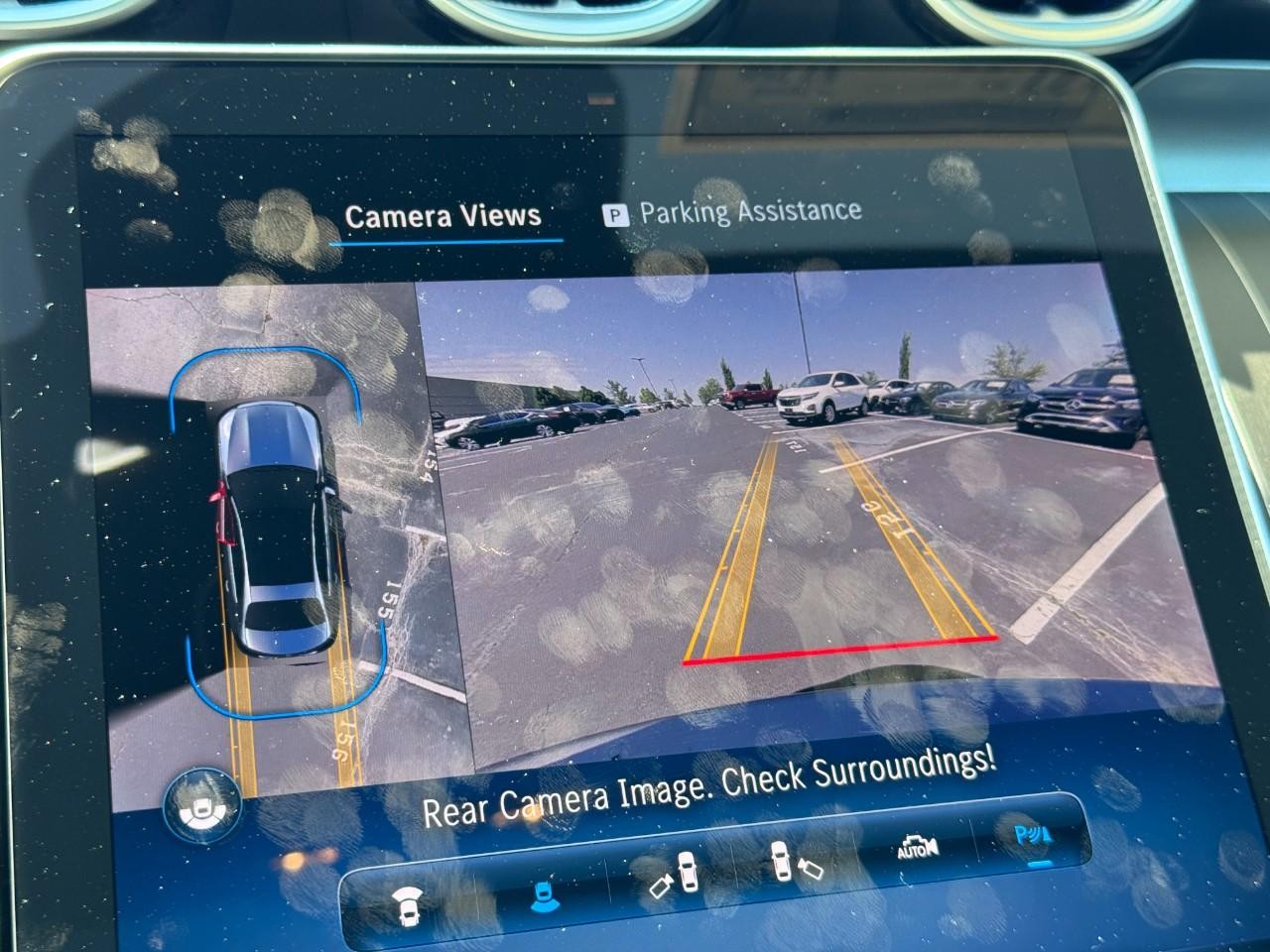 Mercedes-Benz C-Class Vehicle Full-screen Gallery Image 24