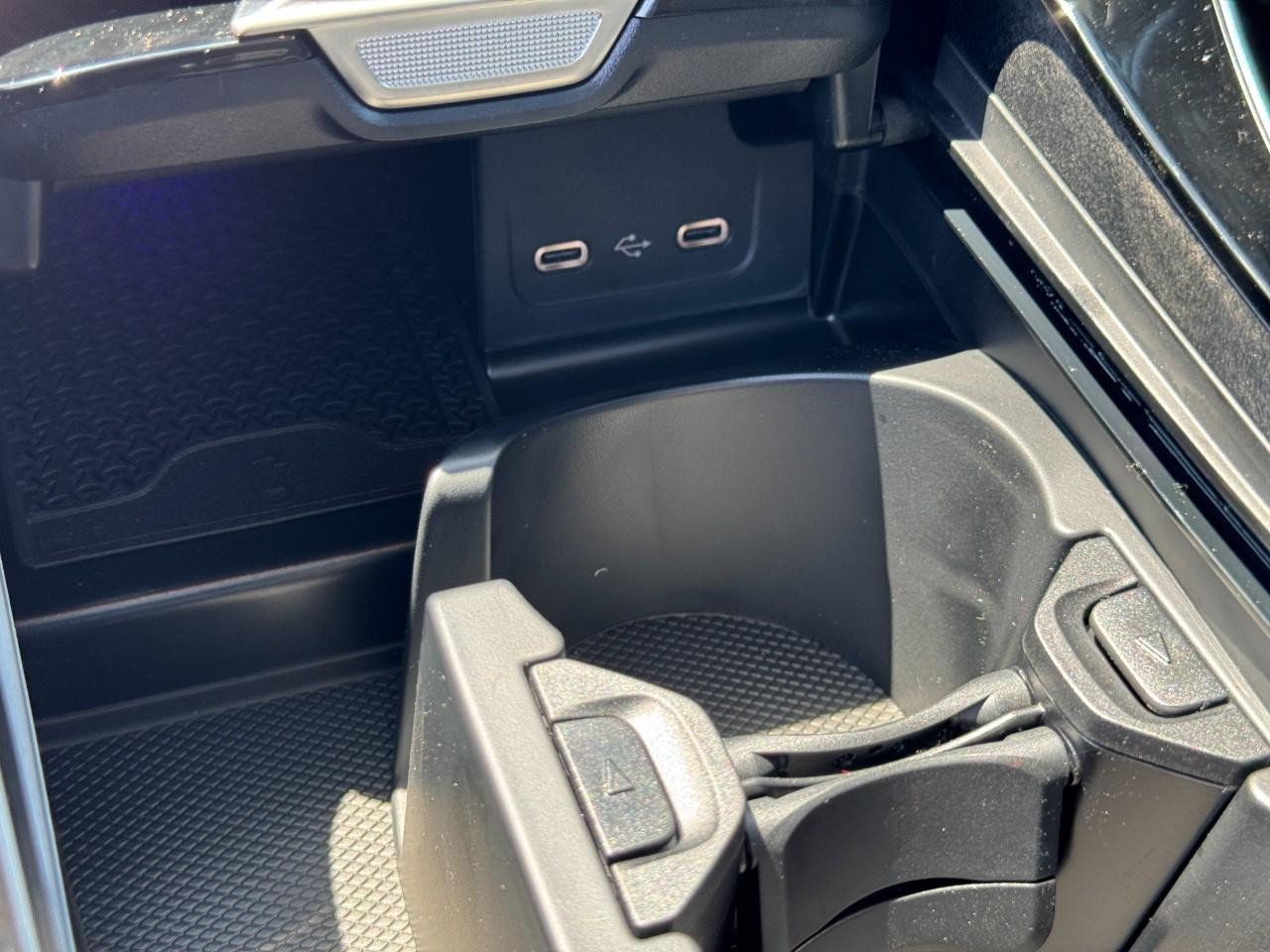 Mercedes-Benz C-Class Vehicle Full-screen Gallery Image 25