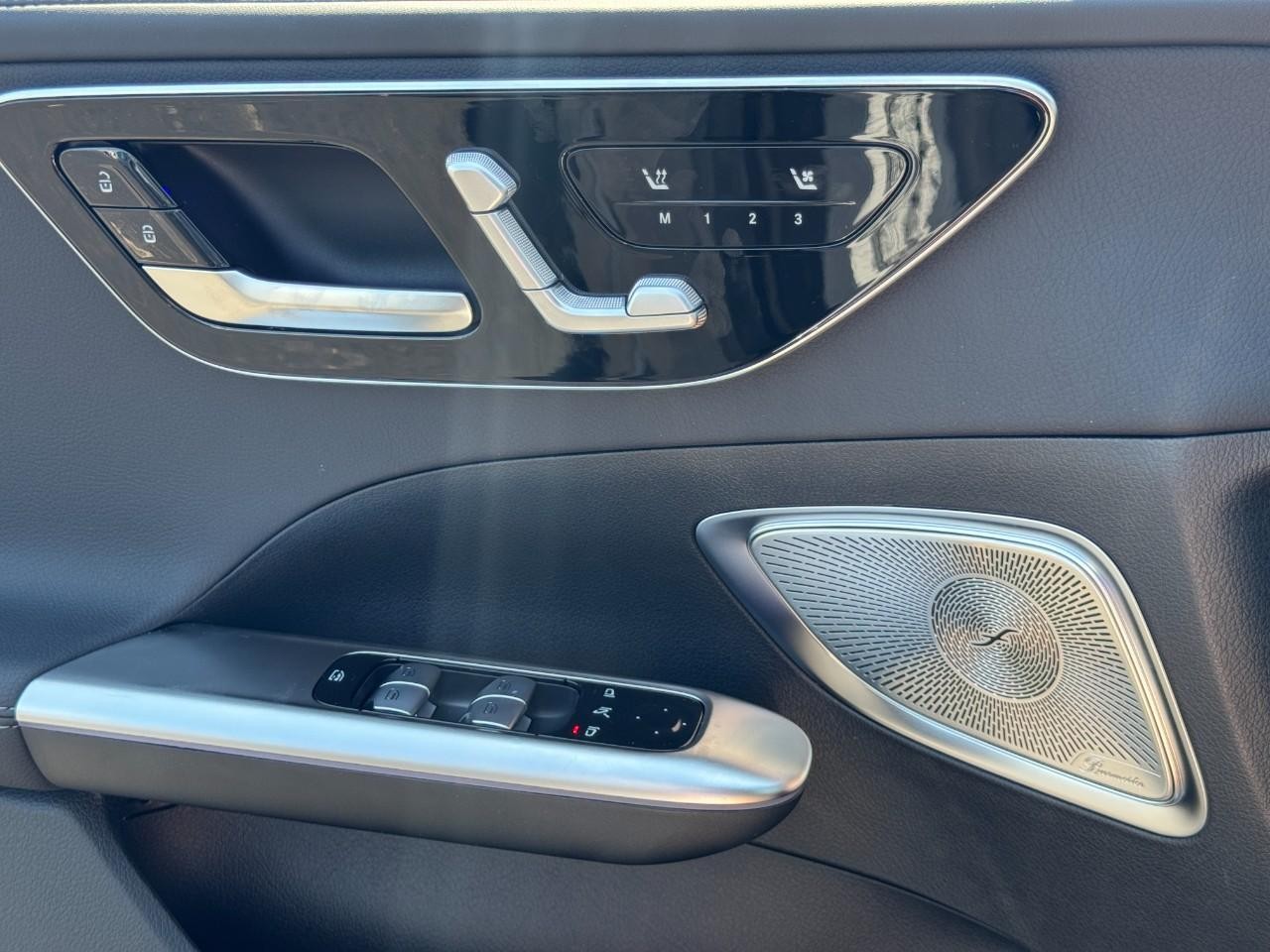 Mercedes-Benz C-Class Vehicle Full-screen Gallery Image 27