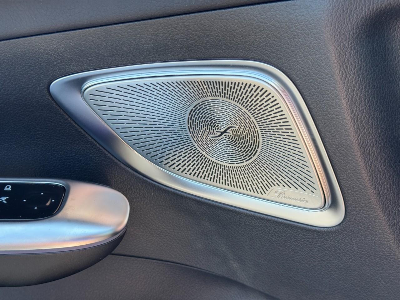 Mercedes-Benz C-Class Vehicle Full-screen Gallery Image 28