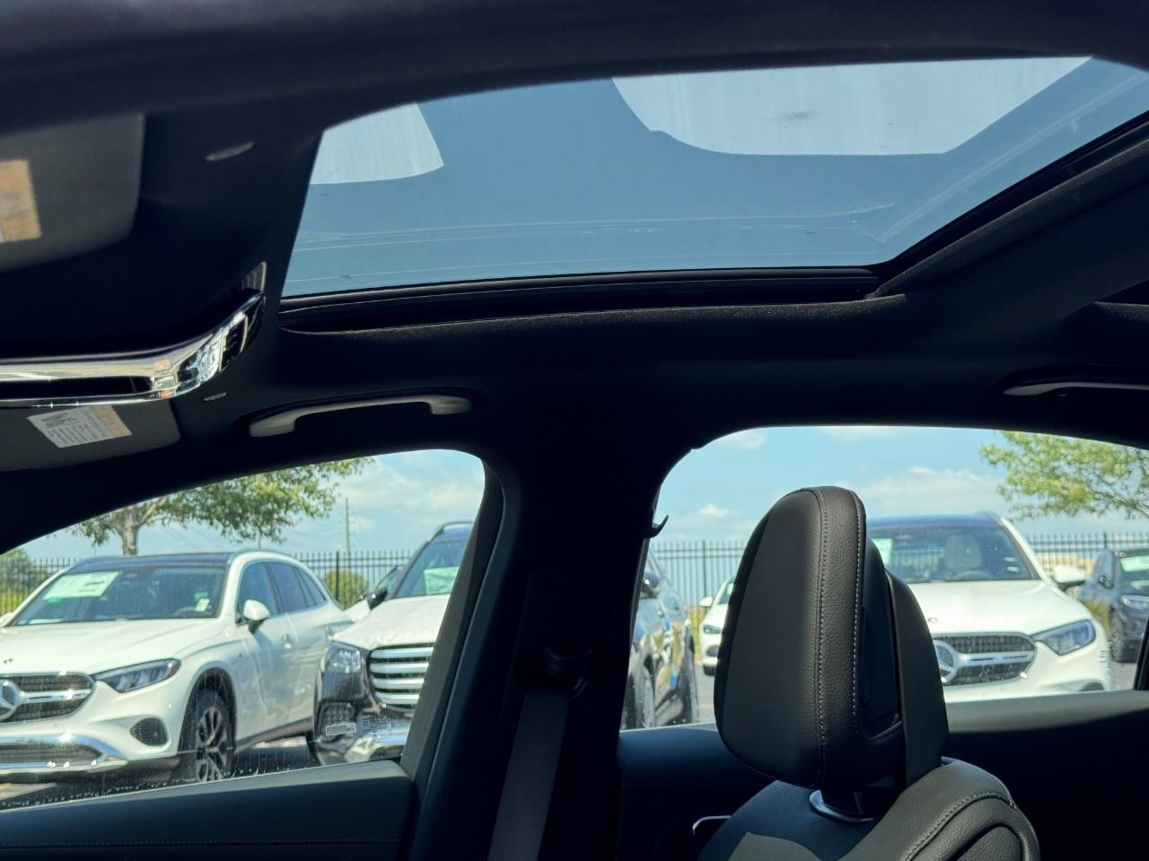 Mercedes-Benz C-Class Vehicle Full-screen Gallery Image 29