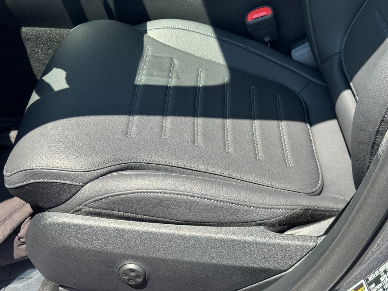 Mercedes-Benz C-Class Vehicle Full-screen Gallery Image 30