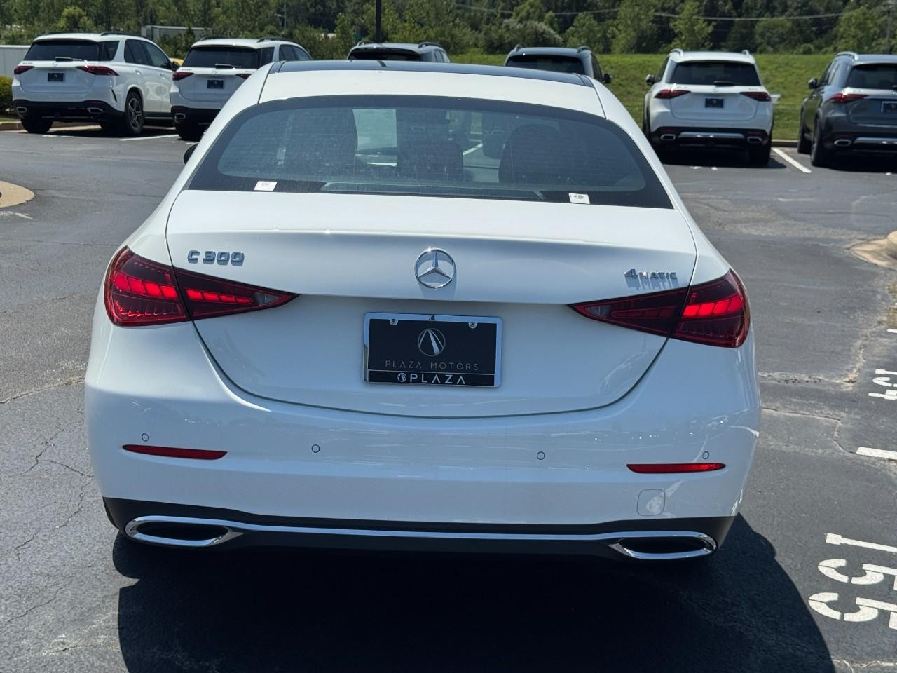 Mercedes-Benz C-Class Vehicle Full-screen Gallery Image 4