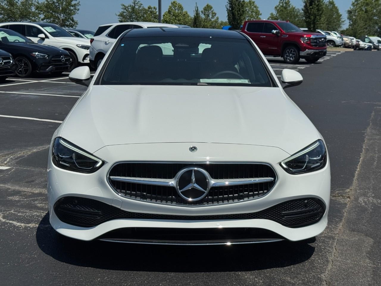 Mercedes-Benz C-Class Vehicle Full-screen Gallery Image 8