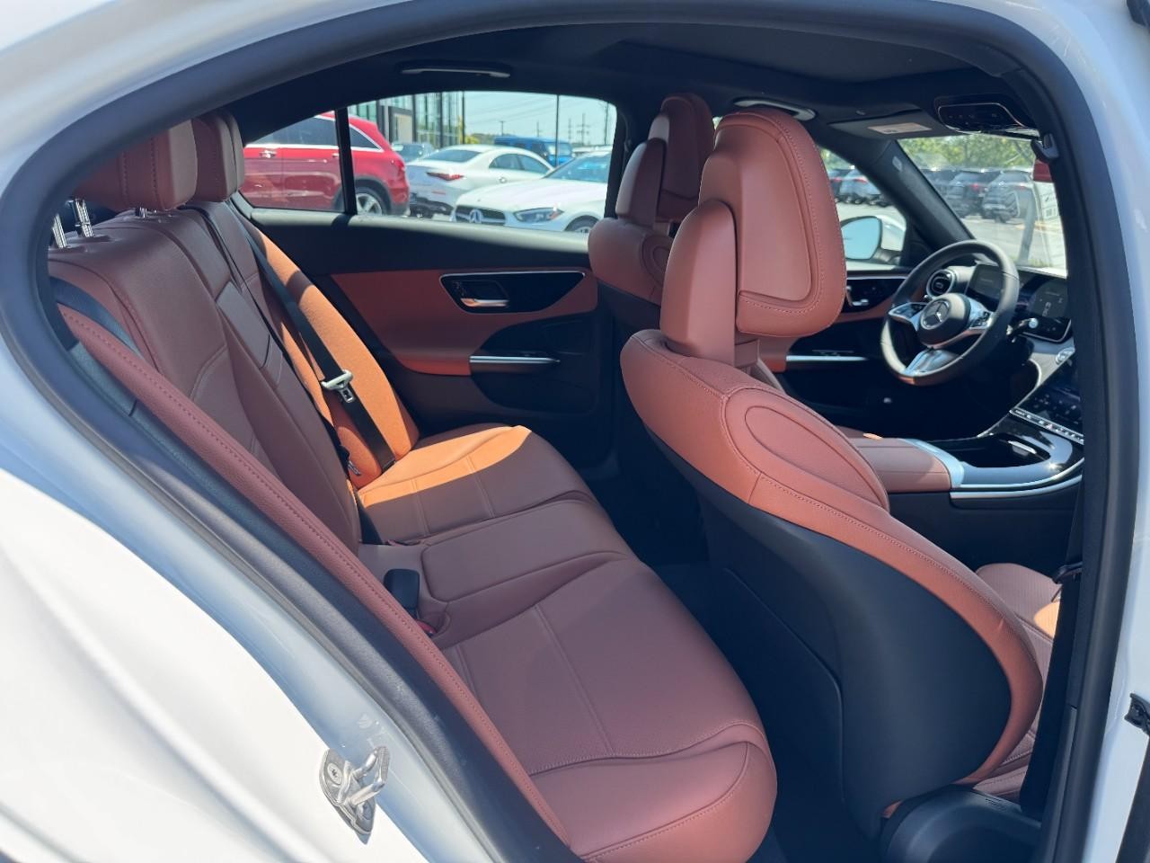 Mercedes-Benz C-Class Vehicle Full-screen Gallery Image 12