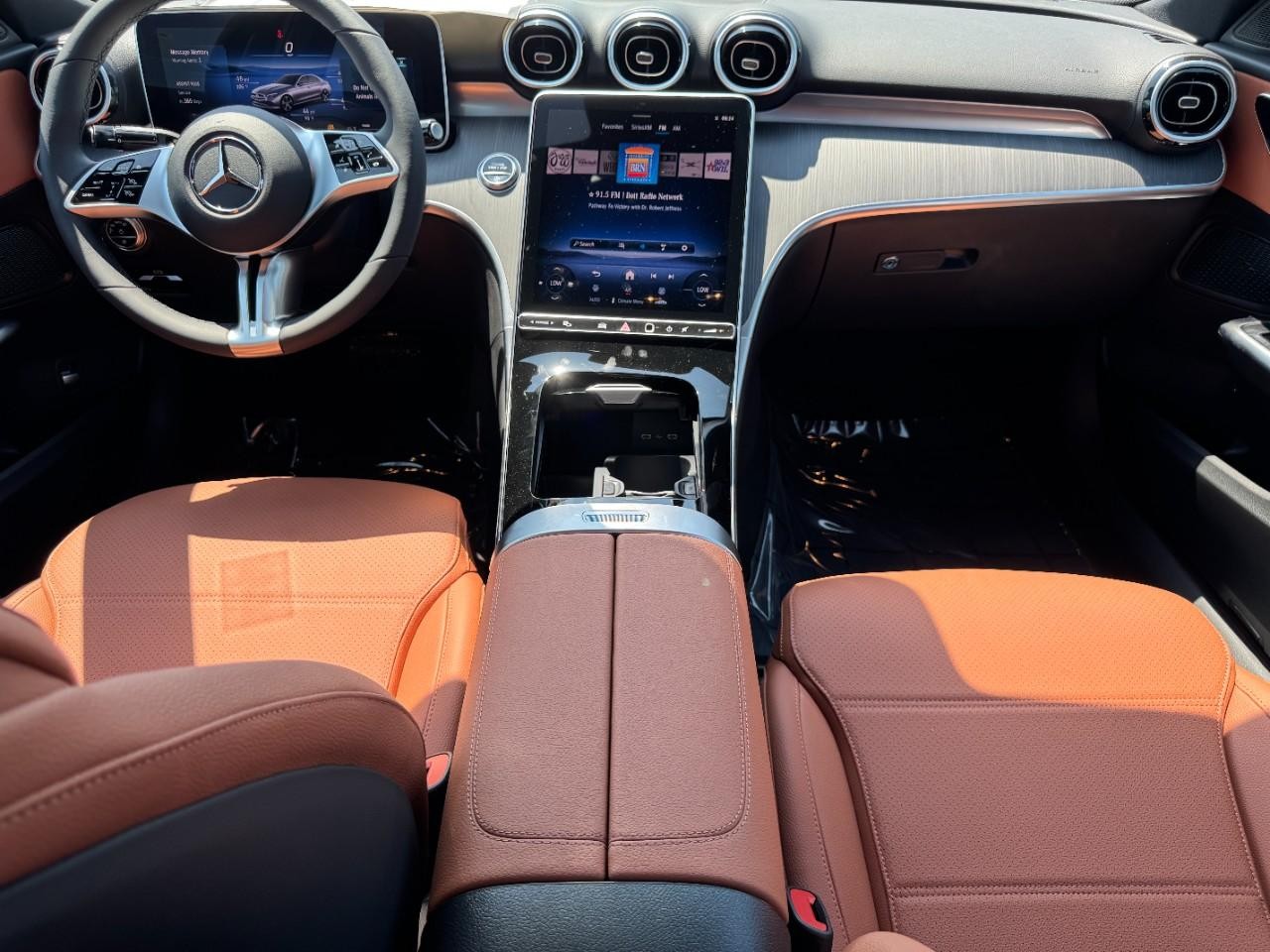 Mercedes-Benz C-Class Vehicle Full-screen Gallery Image 13