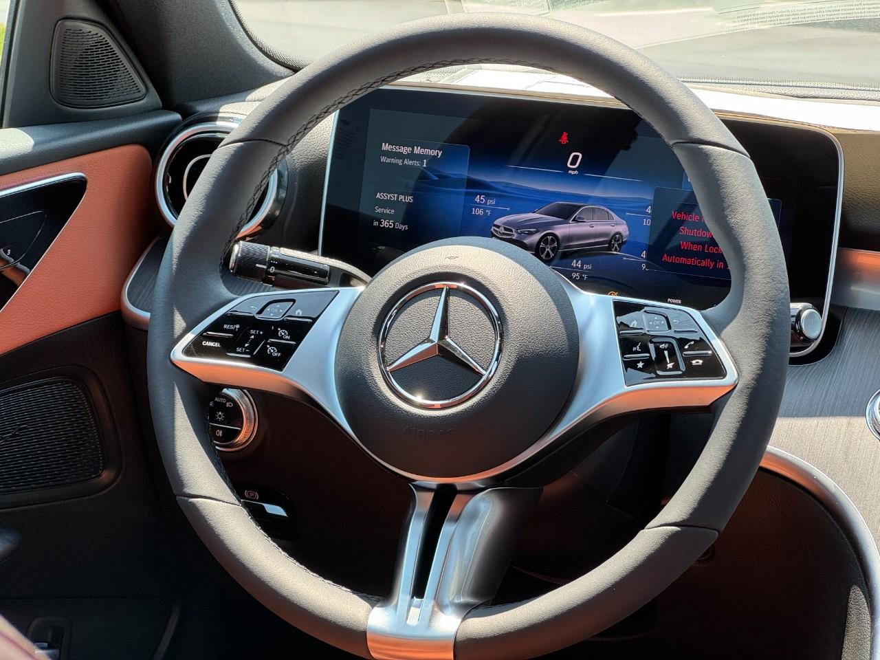 Mercedes-Benz C-Class Vehicle Full-screen Gallery Image 14