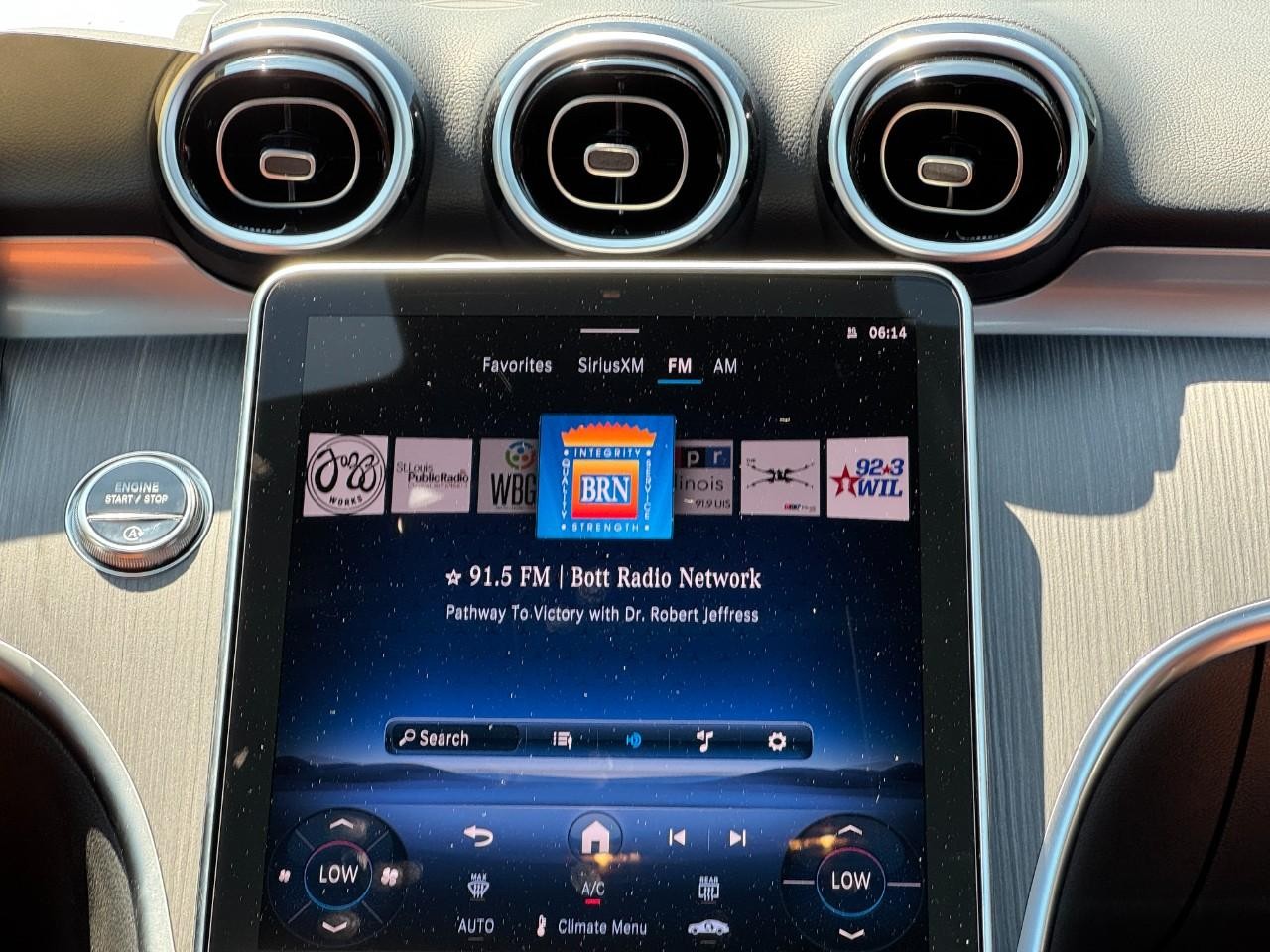 Mercedes-Benz C-Class Vehicle Full-screen Gallery Image 15