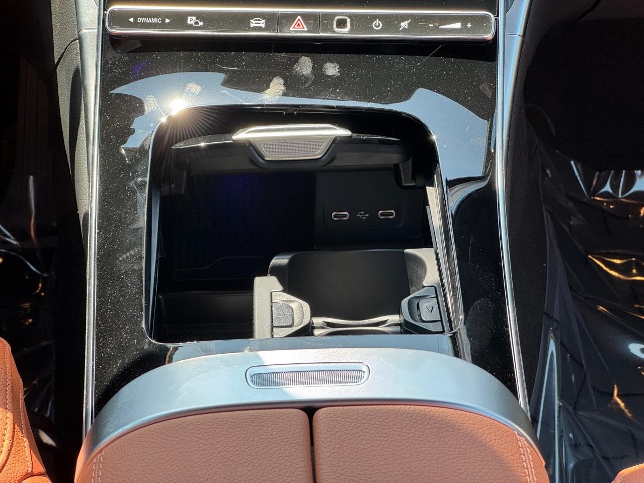 Mercedes-Benz C-Class Vehicle Full-screen Gallery Image 16