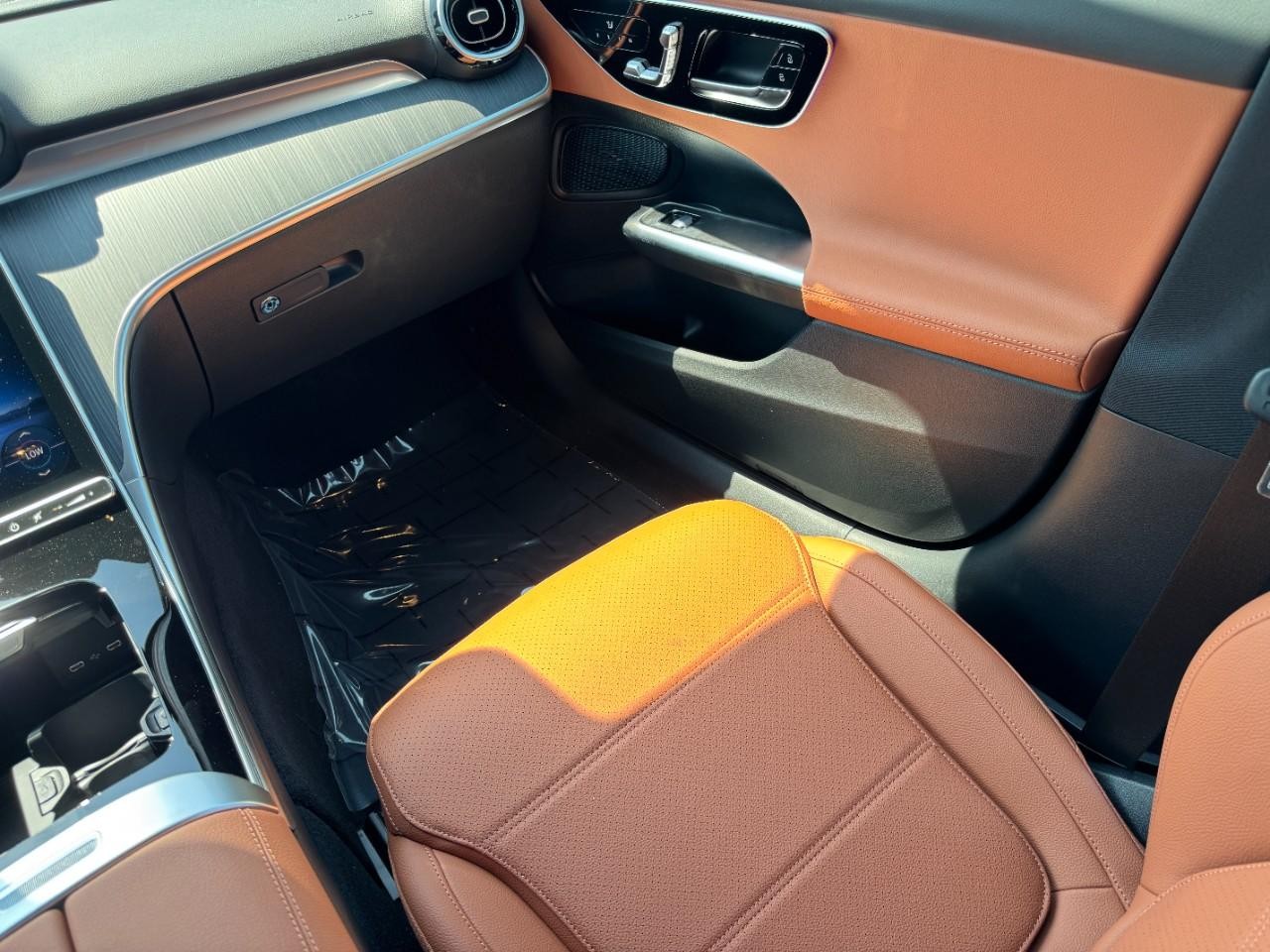 Mercedes-Benz C-Class Vehicle Full-screen Gallery Image 17