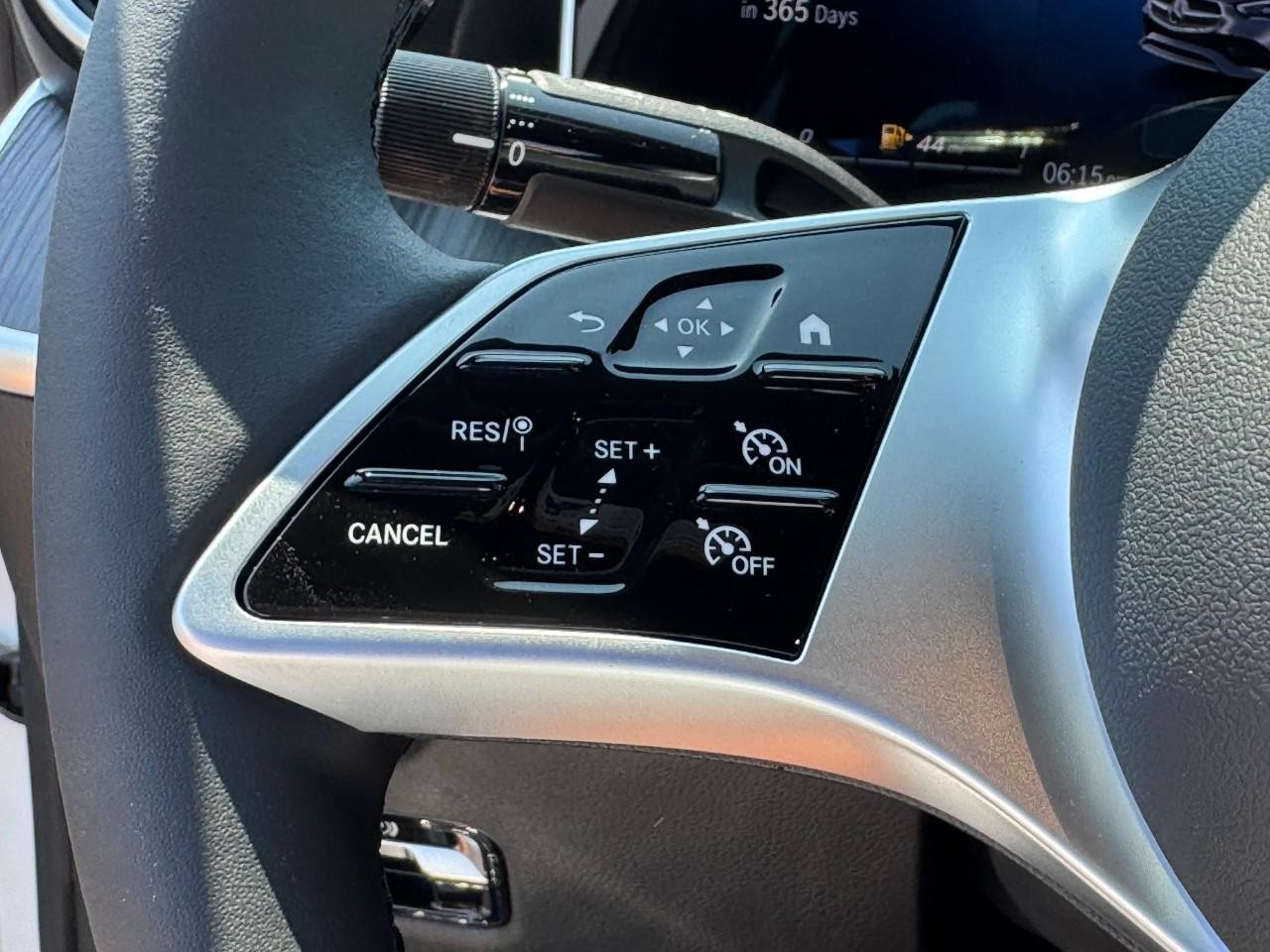 Mercedes-Benz C-Class Vehicle Full-screen Gallery Image 20