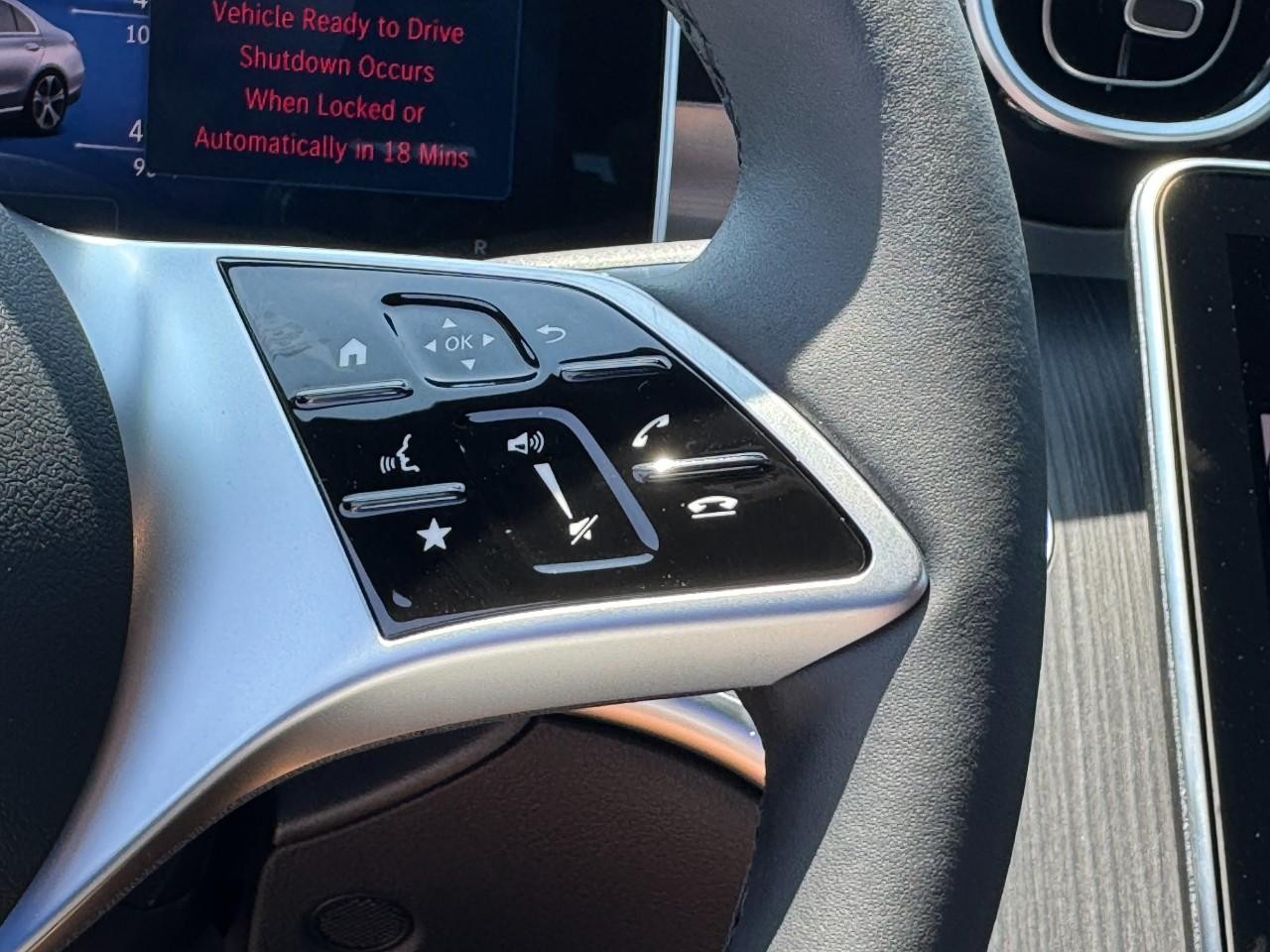 Mercedes-Benz C-Class Vehicle Full-screen Gallery Image 21