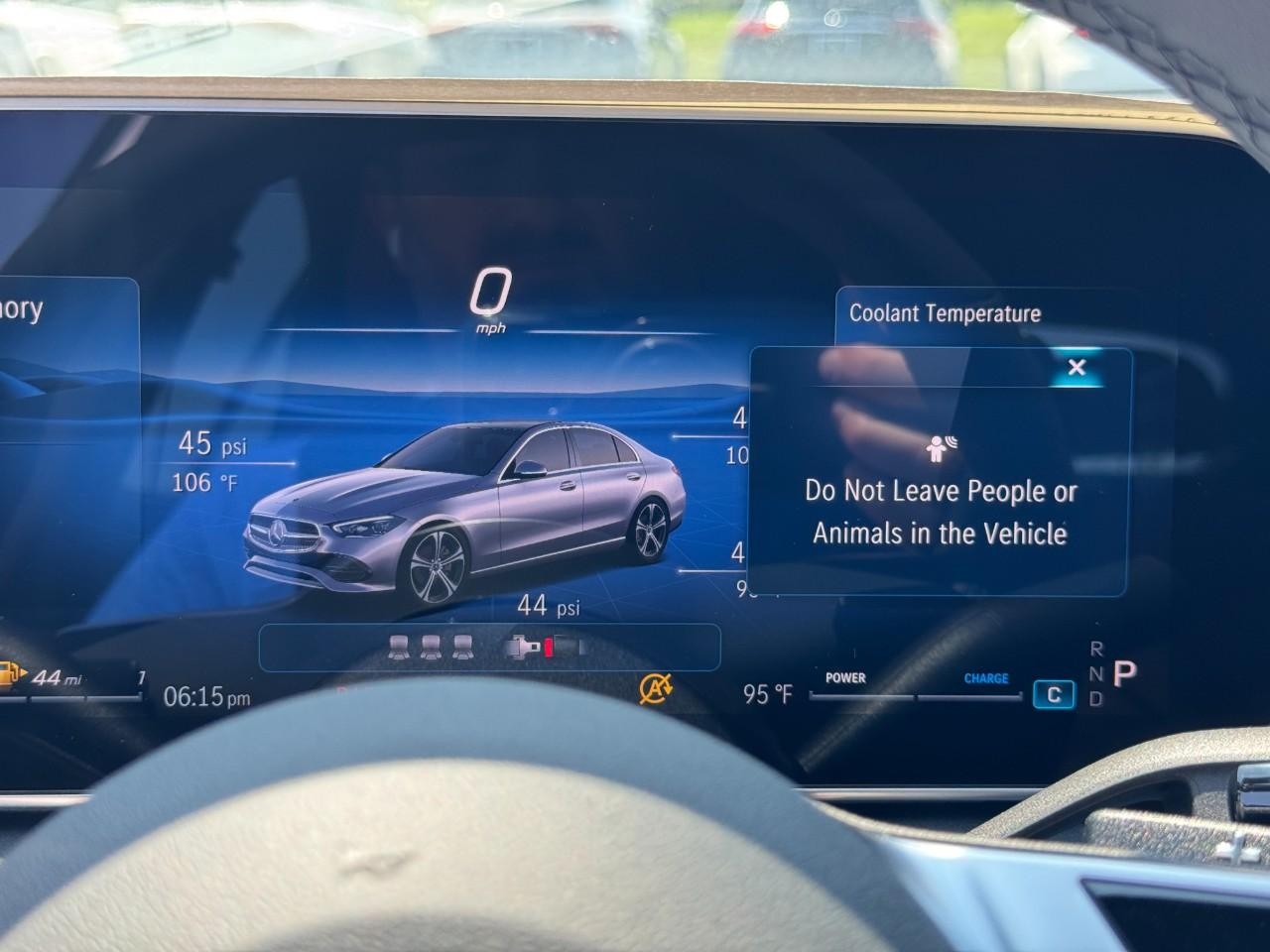 Mercedes-Benz C-Class Vehicle Full-screen Gallery Image 22