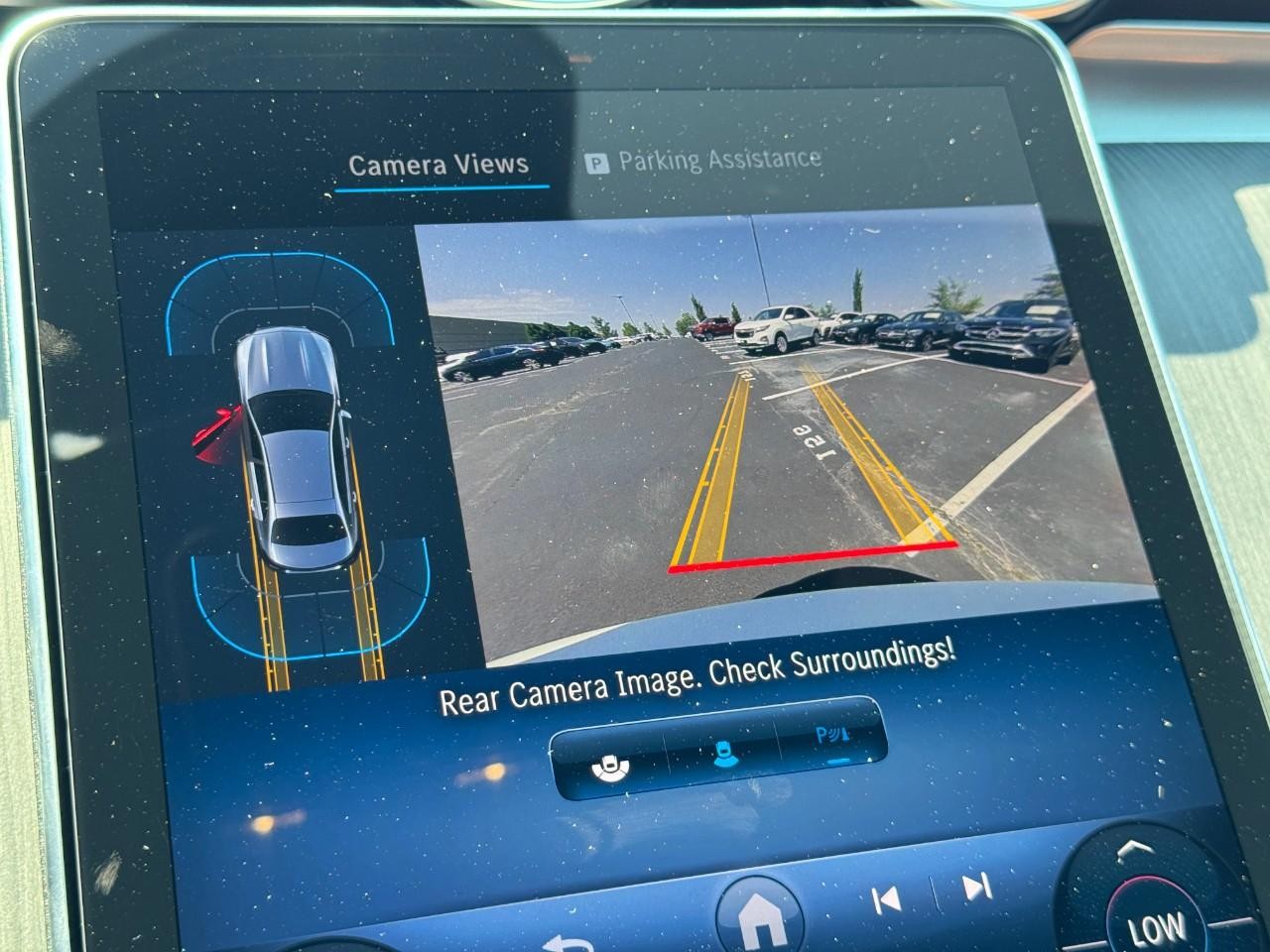 Mercedes-Benz C-Class Vehicle Full-screen Gallery Image 24