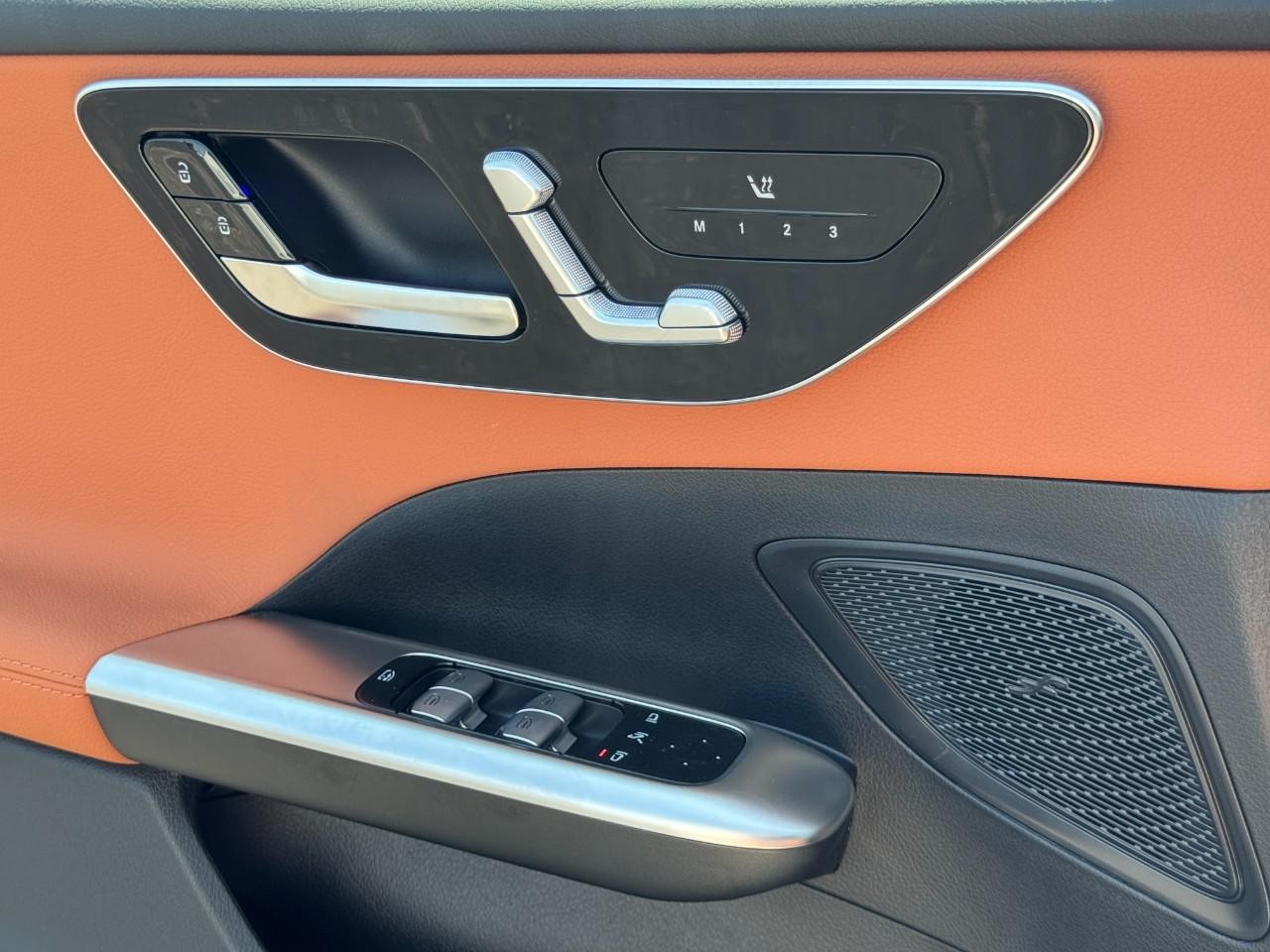 Mercedes-Benz C-Class Vehicle Full-screen Gallery Image 27