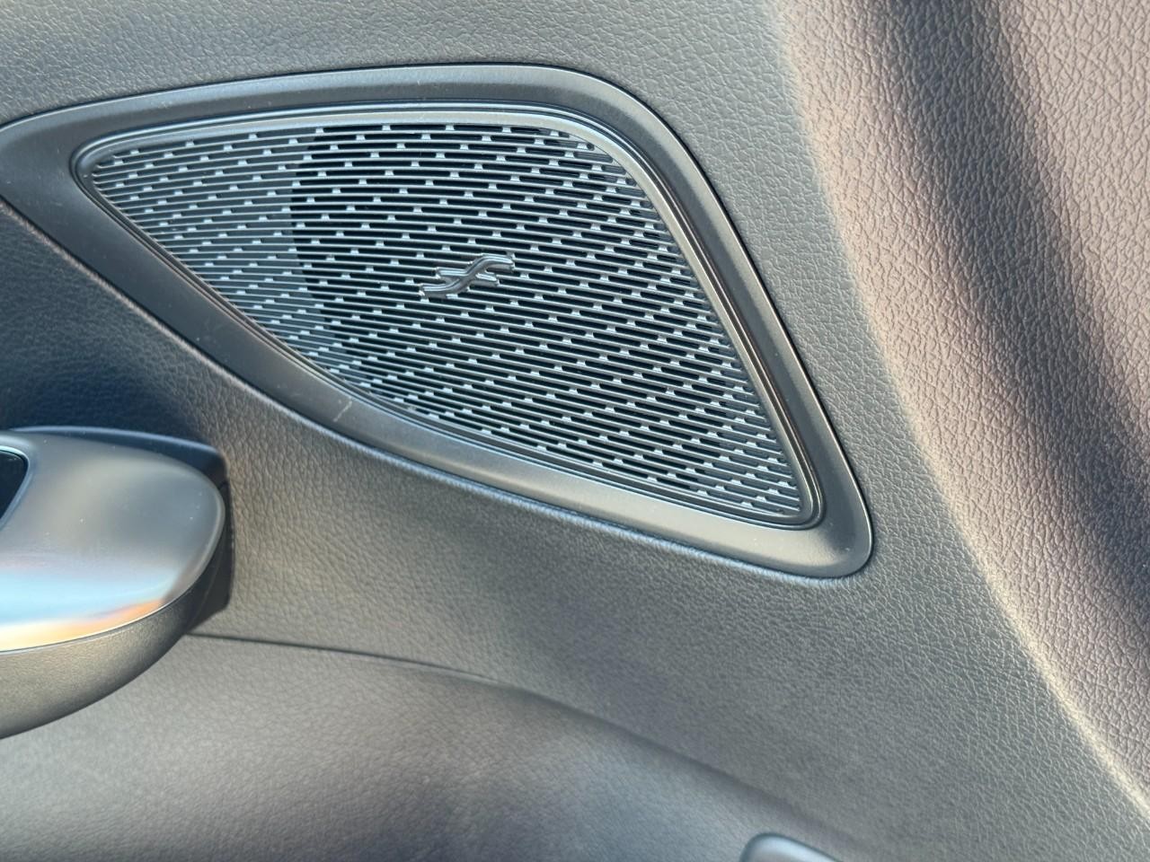 Mercedes-Benz C-Class Vehicle Full-screen Gallery Image 29