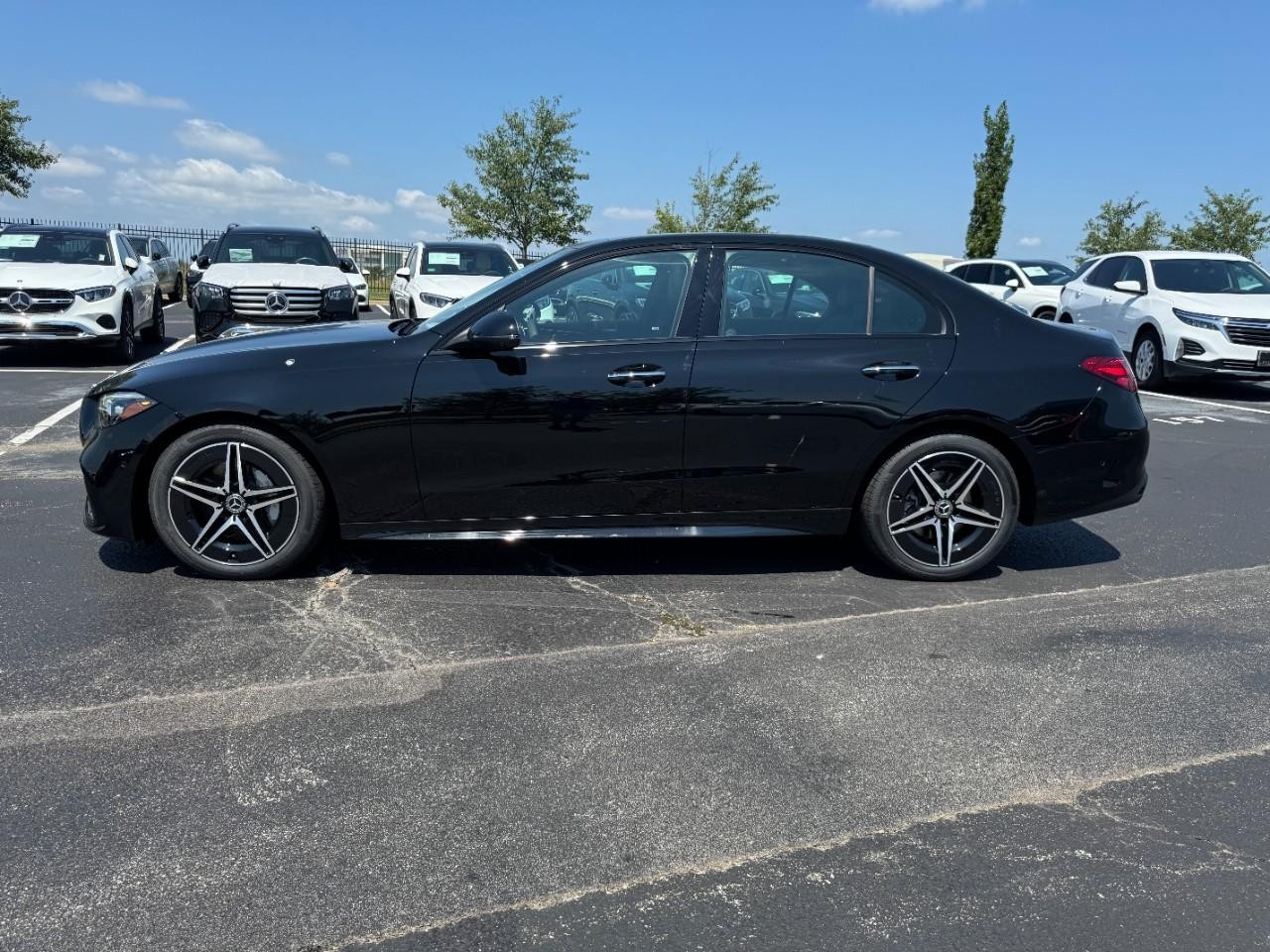 Mercedes-Benz C-Class Vehicle Full-screen Gallery Image 2