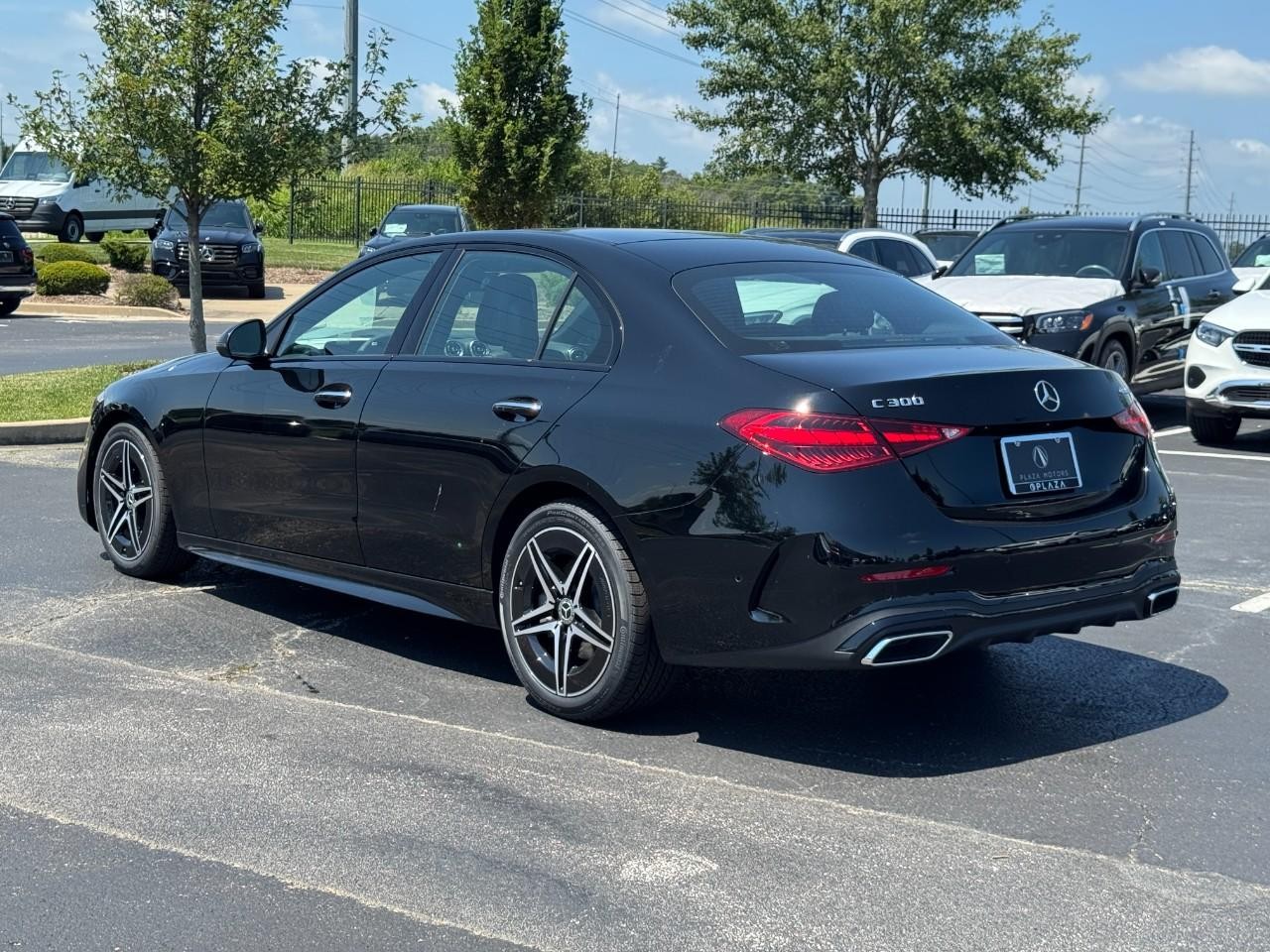 Mercedes-Benz C-Class Vehicle Full-screen Gallery Image 3