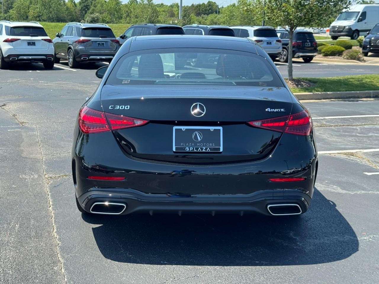 Mercedes-Benz C-Class Vehicle Full-screen Gallery Image 4