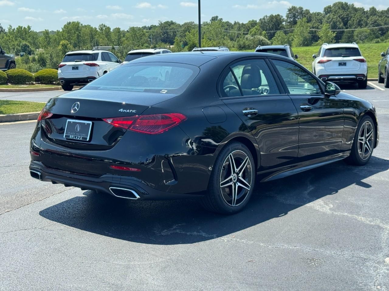 Mercedes-Benz C-Class Vehicle Full-screen Gallery Image 5