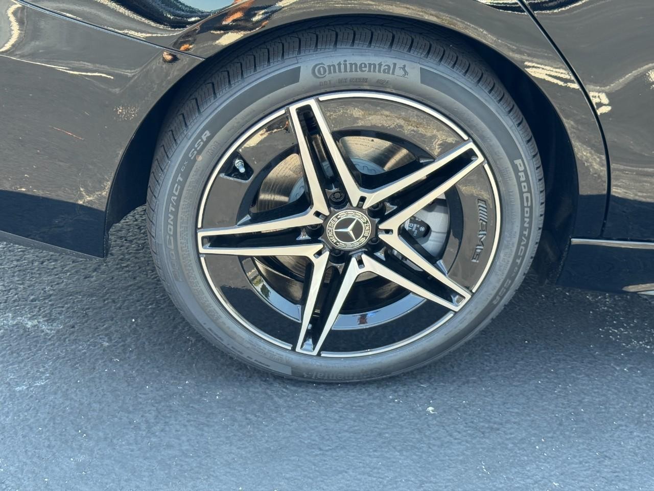 Mercedes-Benz C-Class Vehicle Full-screen Gallery Image 6