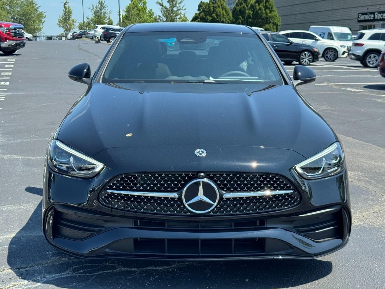 Mercedes-Benz C-Class Vehicle Full-screen Gallery Image 8