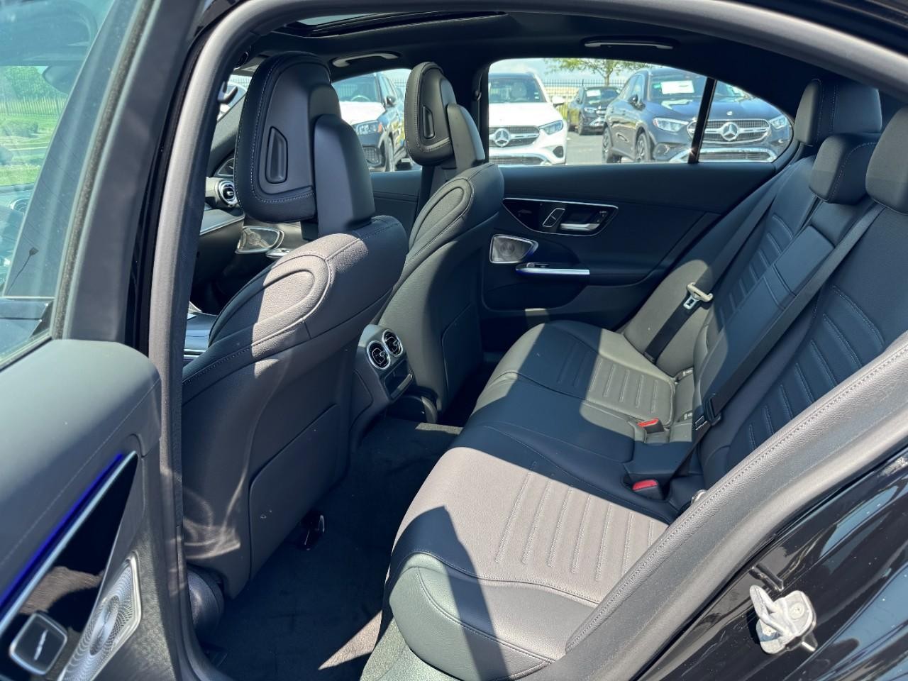 Mercedes-Benz C-Class Vehicle Full-screen Gallery Image 10