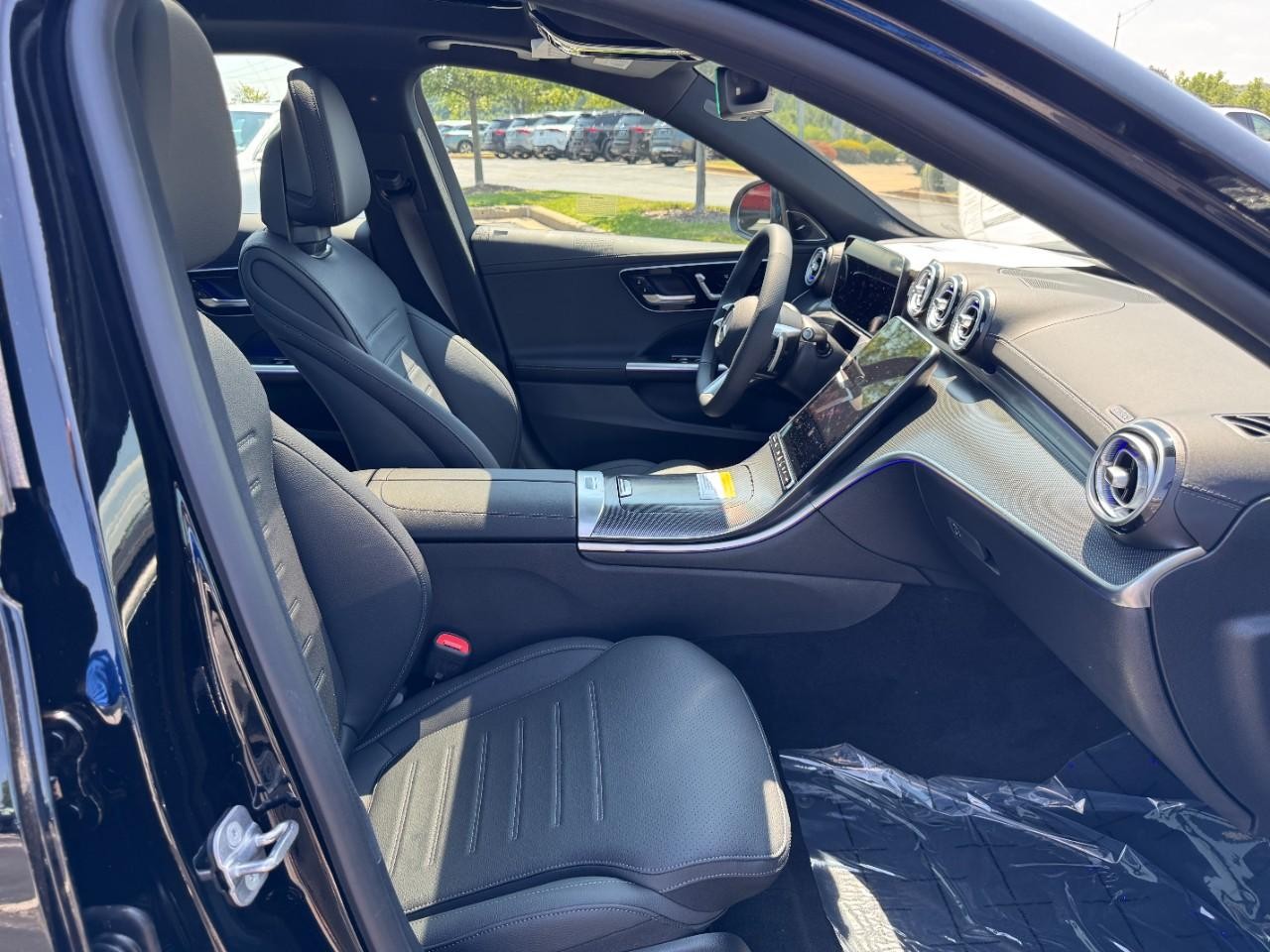 Mercedes-Benz C-Class Vehicle Full-screen Gallery Image 11