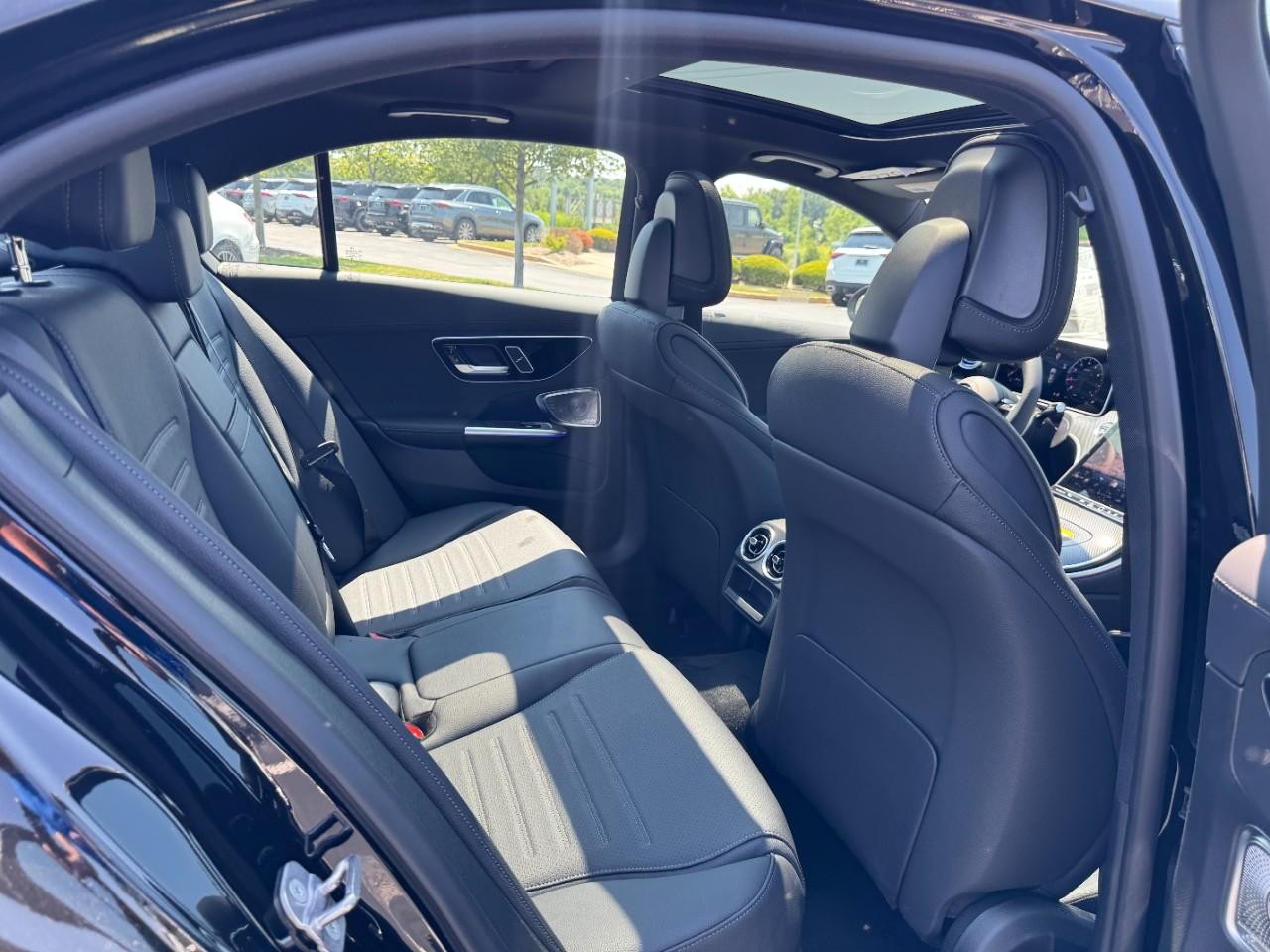 Mercedes-Benz C-Class Vehicle Full-screen Gallery Image 12