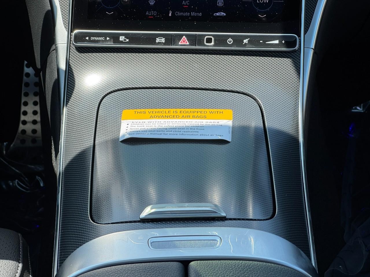 Mercedes-Benz C-Class Vehicle Full-screen Gallery Image 16